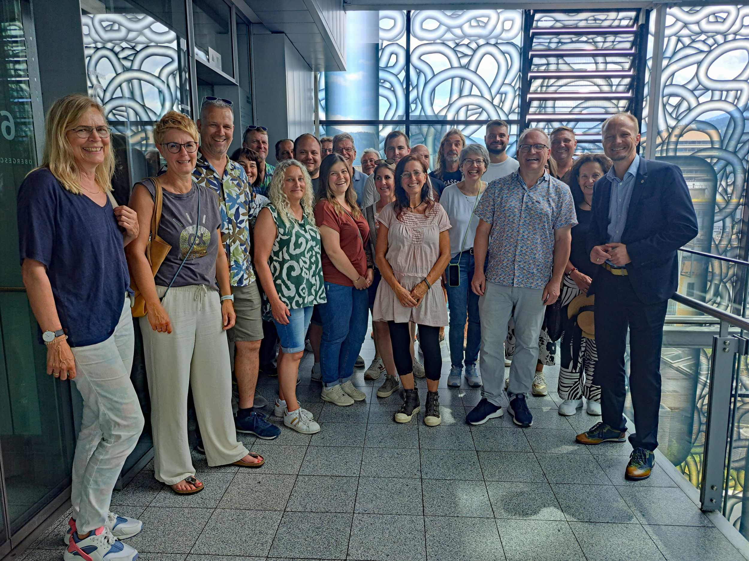 Der Gemeinderat von Hattenhofen, einer kleinen Gemeinde im Albvorland in Baden-Württemberg, war Ende Juni in Innsbruck zu Gast. Die Delegation, bestehend aus den Mitgliedern des Gemeinderates samt deren PartnerInnen sowie Bürgermeister Jochen Reutter wurde im Plenarsaal von Bürgermeister Johannes Anzengruber empfangen. Im Anschluss daran stellte Branddirektor Helmut Hager die Feuerwehr Innsbruck vor. Die Gemeinde ist seit 1993 Mitglied im weltweiten „Klima-Bündnis“ und wurde für mehrere Klimaschutzprojekte ausgezeichnet.