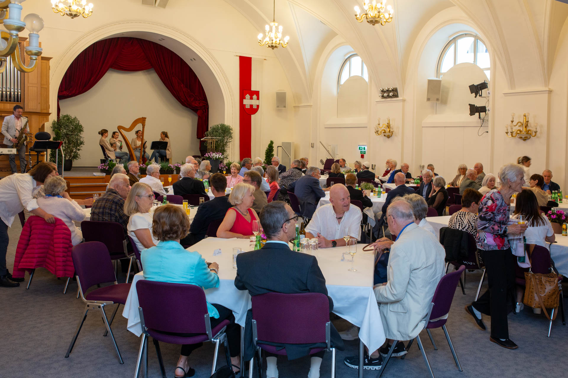 Am 16. Juli versammelten sich 16 Diamantene und 21 Goldene Jubelpaare zu ihren 60- bzw. 50-jährigen Hochzeitsjubiläen im Ursulinensaal. Bürgermeister Johannes Anzengruber hieß die Paare willkommen. Feierlich musikalisch umrahmt wurde das fröhliche Beisammensein unter anderem von der Musikschule Innsbruck, der sommerliche Blumenschmuck stammt aus der Stadtgärtnerei.