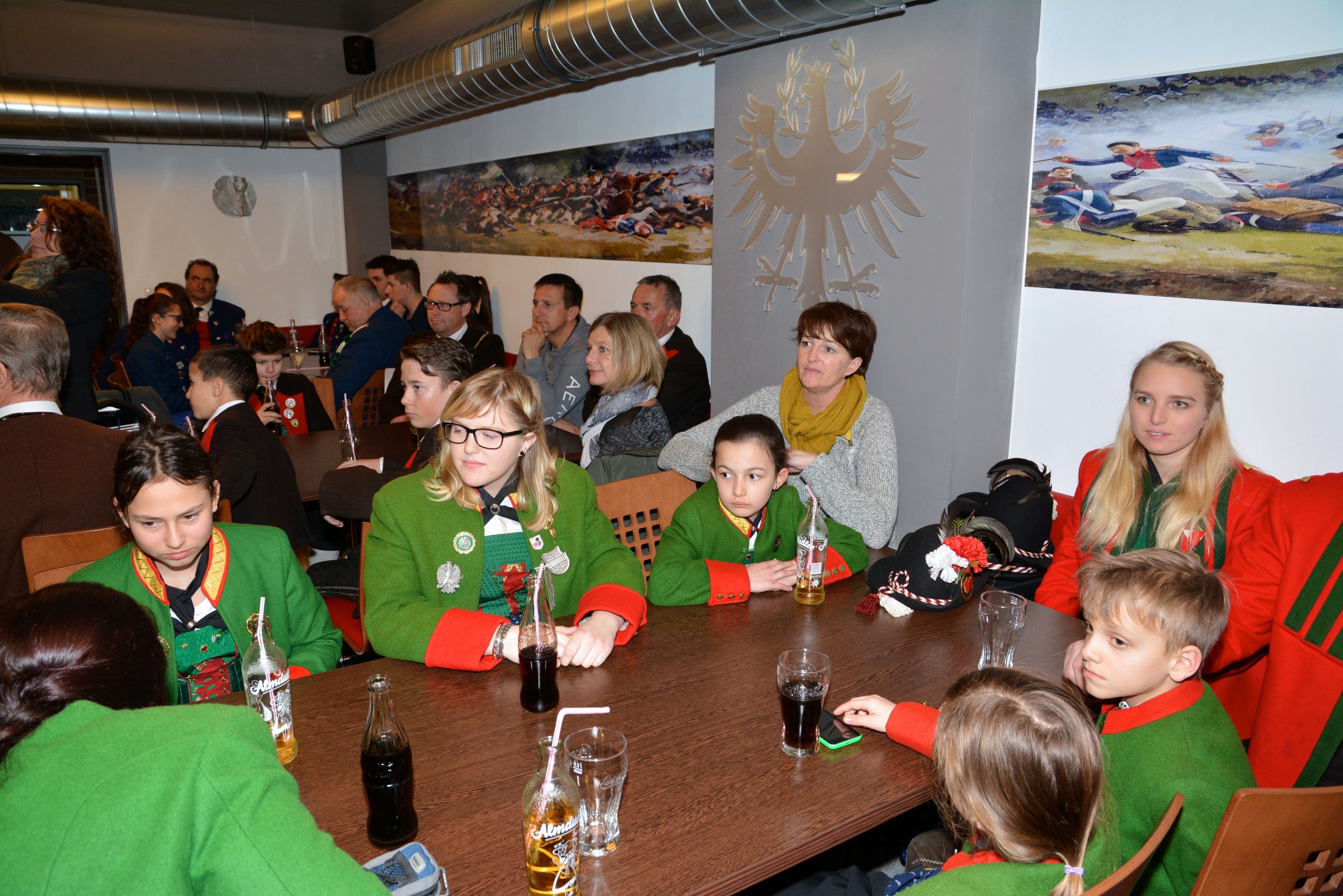 42 Kinder nahmen am Skirennen, und 58 am BAON-Königskettenschießen 2015 teil. Die Siegerehrungen dazu fanden im Schützenheim der Schützenkompanie Allerheiligen statt. Vizebürgermeister Christoph Kaufmann gratulierte herzlich.