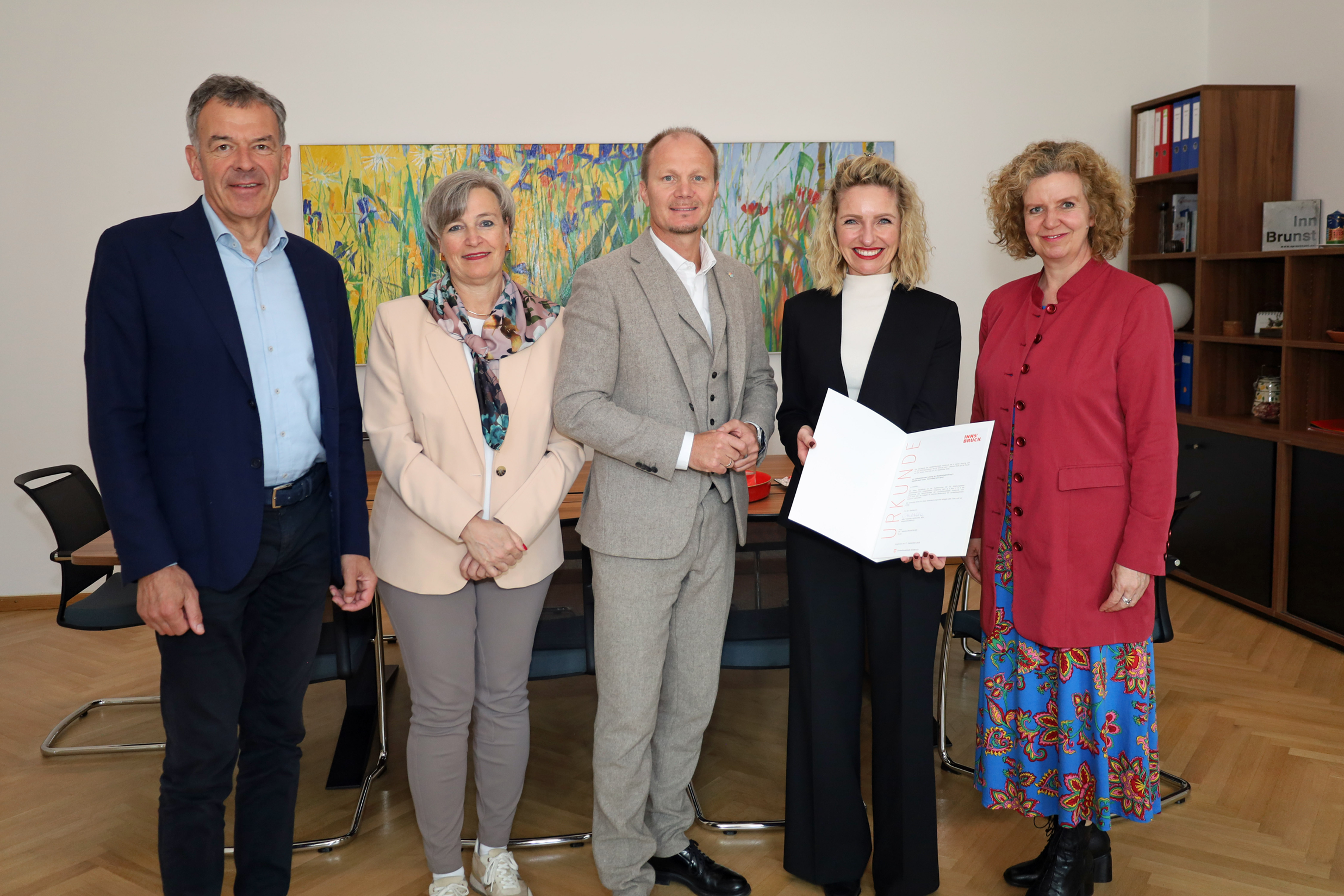 Nachdem sich der bisherige Sportamtsleiter, Romuald Niescher, mit 30. September 2025 in seine wohlverdiente Pension verabschiedet hat, gab es mit 1. Oktober gleich zwei Neubesetzungen. Tassilo Berghamer (Bild 1, 2.v.r.) trat die Nachfolge von Niescher als Vorstand des Sportamtes offiziell an. Isabelle Brandauer (Bild 2, 2.v.r.) übernimmt die Position der Stellvertreterin für die Abteilungsleitung der Magistratsabteilung V - Gesellschaft, Kultur, Gesundheit und Sport. Magistratsdirektorin Gabriele Herlitschka, Bürgermeister Johannes Anzengruber, Vizebürgermeister Georg Willi und Birgit Neu (Abteilungsleitung MA V) gratulierten bei den jeweiligen Dekretverleihungen.