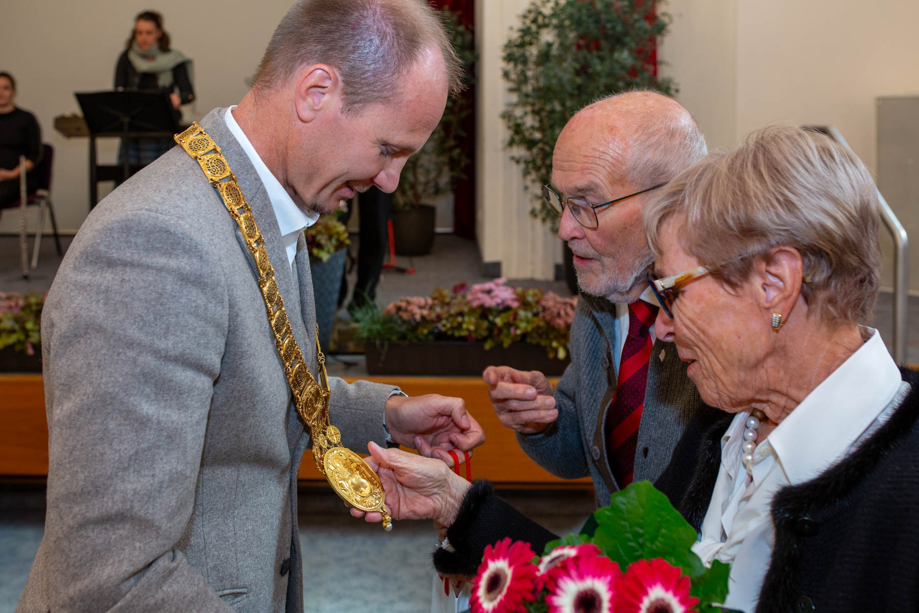 Zu Ehren langjähriger Ehepaare lud die Stadt Innsbruck zur traditionellen Hochzeitsjubiläumsfeier in die Ursulinensäle ein. Bürgermeister Johannes Anzengruber begrüßte dabei insgesamt 33 Paare, die ihr Goldenes (50 Ehejahre) oder Diamantenes (60 Ehejahre) Jubiläum feierten. Zudem nahmen zwei Paare teil, die bereits auf 65 gemeinsame Jahre zurückblicken können und damit ihr Eisernes Hochzeitsjubiläum begingen. Die musikalische Umrahmung übernahm die Musikgruppe Die Vielsaitigen, die für festliche Stimmung sorgte. Die Feier bietet jedes Jahr eine schöne Gelegenheit, den JubilarInnen gebührenden Dank und Anerkennung auszusprechen: für ihre jahrzehntelange Treue, ihr Engagement sowie ihren Beitrag zum wirtschaftlichen und gesellschaftlichen Aufbau der Stadt. Als Zeichen der Wertschätzung erhielten die Paare im feierlichen Rahmen die vom Land Tirol gestiftete Jubiläumsgabe.