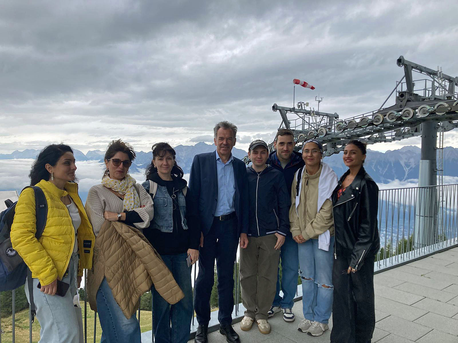 Seit mehr als 30 Jahren lädt die Stadt Innsbruck jedes Jahr Studierende aus der Partnerstadt Tbilisi (Georgien) für drei Wochen nach Innsbruck ein. Auch heuer konnten wieder sieben Studierende aus Tbilisi in Innsbruck eintreffen, wo sie Vizebürgermeister Georg Willi begrüßte und sich mit ihnen austauschte. Die Studierenden nehmen an den Intensivkursen Deutsch der Universität Innsbruck teil.