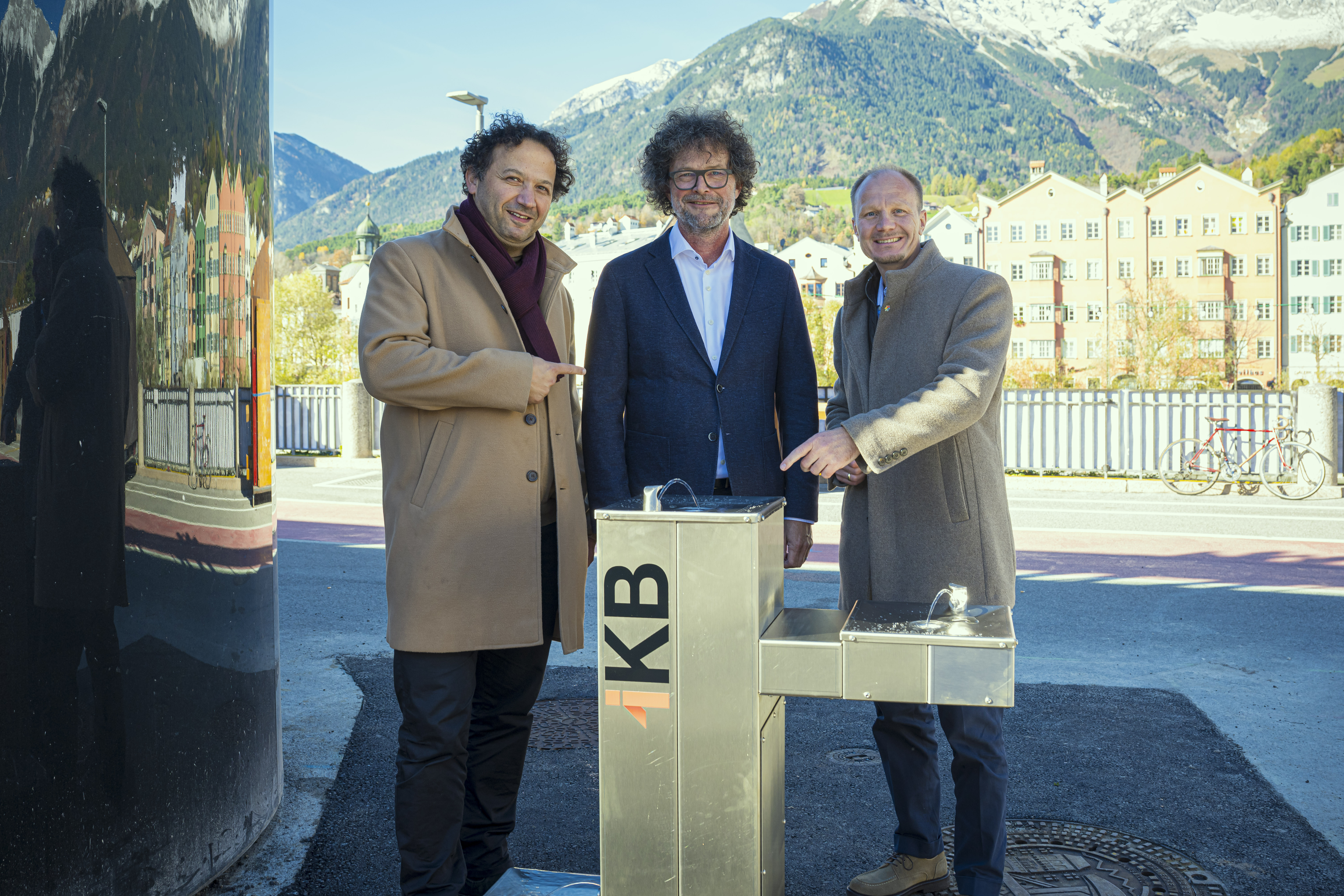 Die Stadt Innsbruck und die Innsbrucker Kommunalbetriebe AG (IKB) haben einen Trinkwasserbrunnen am Marktplatz errichtet. Damit steht direkt im Herzen der Stadt quellfrisches Wasser aus der Nordkette zur Verfügung – kostenlos, barrierefrei, für alle. Bürgermeister Johannes Anzengruber, Gemeinderat Mesut Onay, der den Antrag zum neuen Brunnen eingebracht hatte, und IKB-Geschäftsführer Thomas Pühringer eröffneten den neuen Brunnen gemeinsam mit Mitarbeitenden der IKB am Marktplatz.