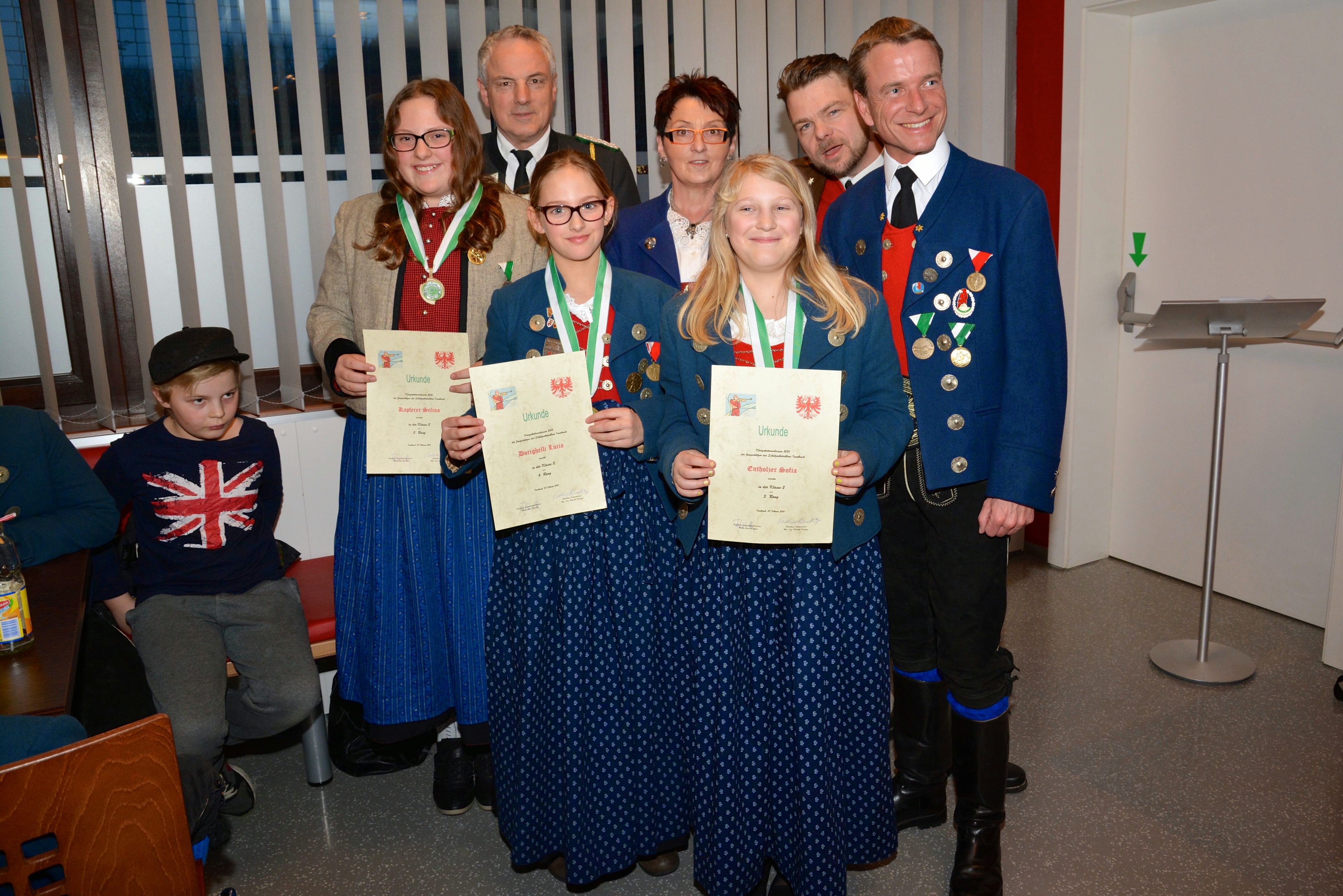 42 Kinder nahmen am Skirennen, und 58 am BAON-Königskettenschießen 2015 teil. Die Siegerehrungen dazu fanden im Schützenheim der Schützenkompanie Allerheiligen statt. Vizebürgermeister Christoph Kaufmann gratulierte herzlich.