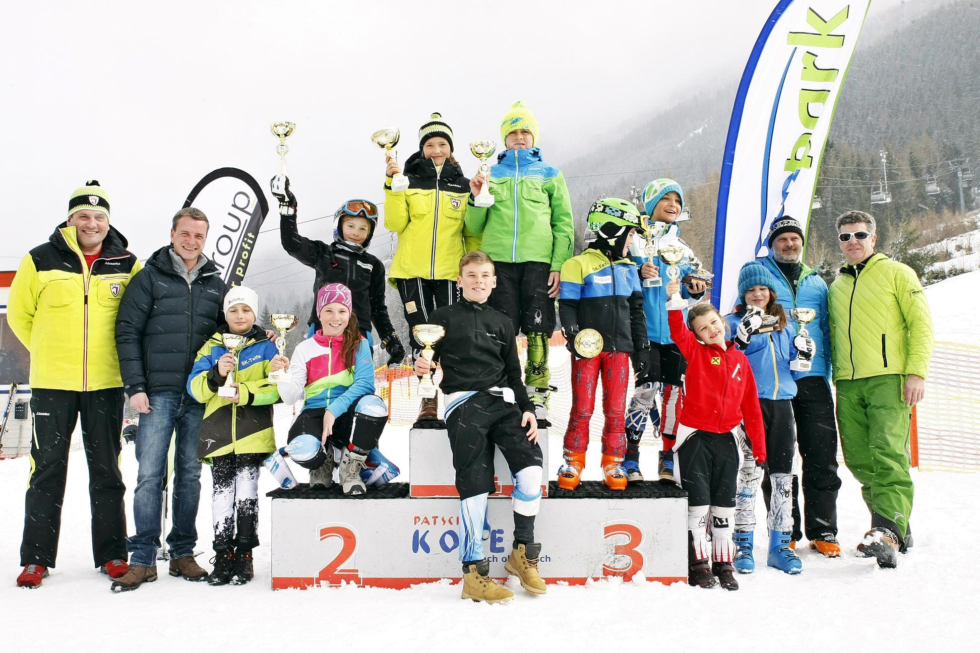 Vizebürgermeister Christoph Kaufmann freute sich mit allen Teilnehmerinnen des Bezirkscup Skirennen am 22. Februar auf der Heiligwasserwiese. Die Siegerinnen strahlten um die Wette.