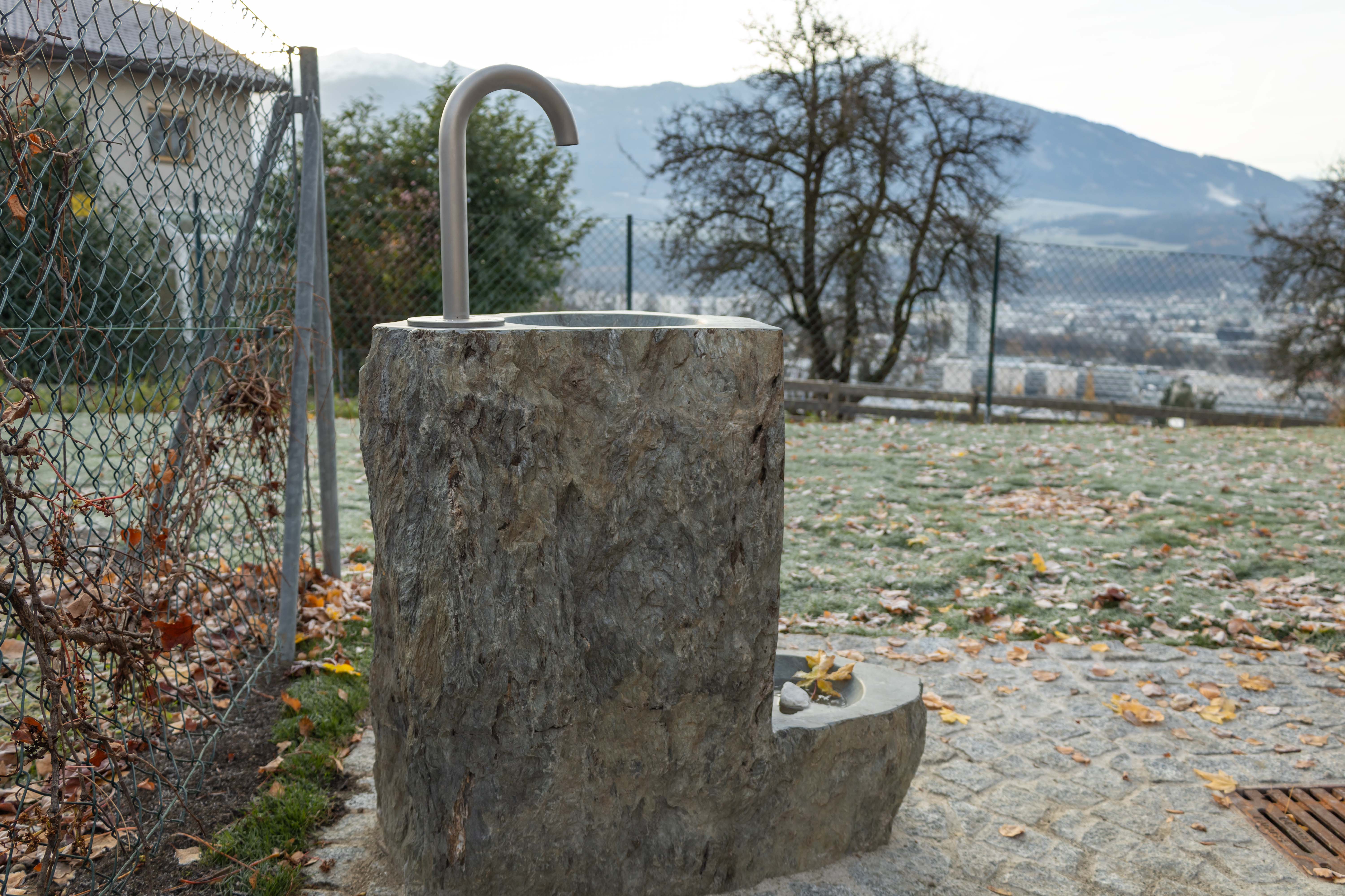 Robust und aus Naturstein – die neue Erfrischungsquelle am Spielplatz in der Alois-Schrott-Straße 49.