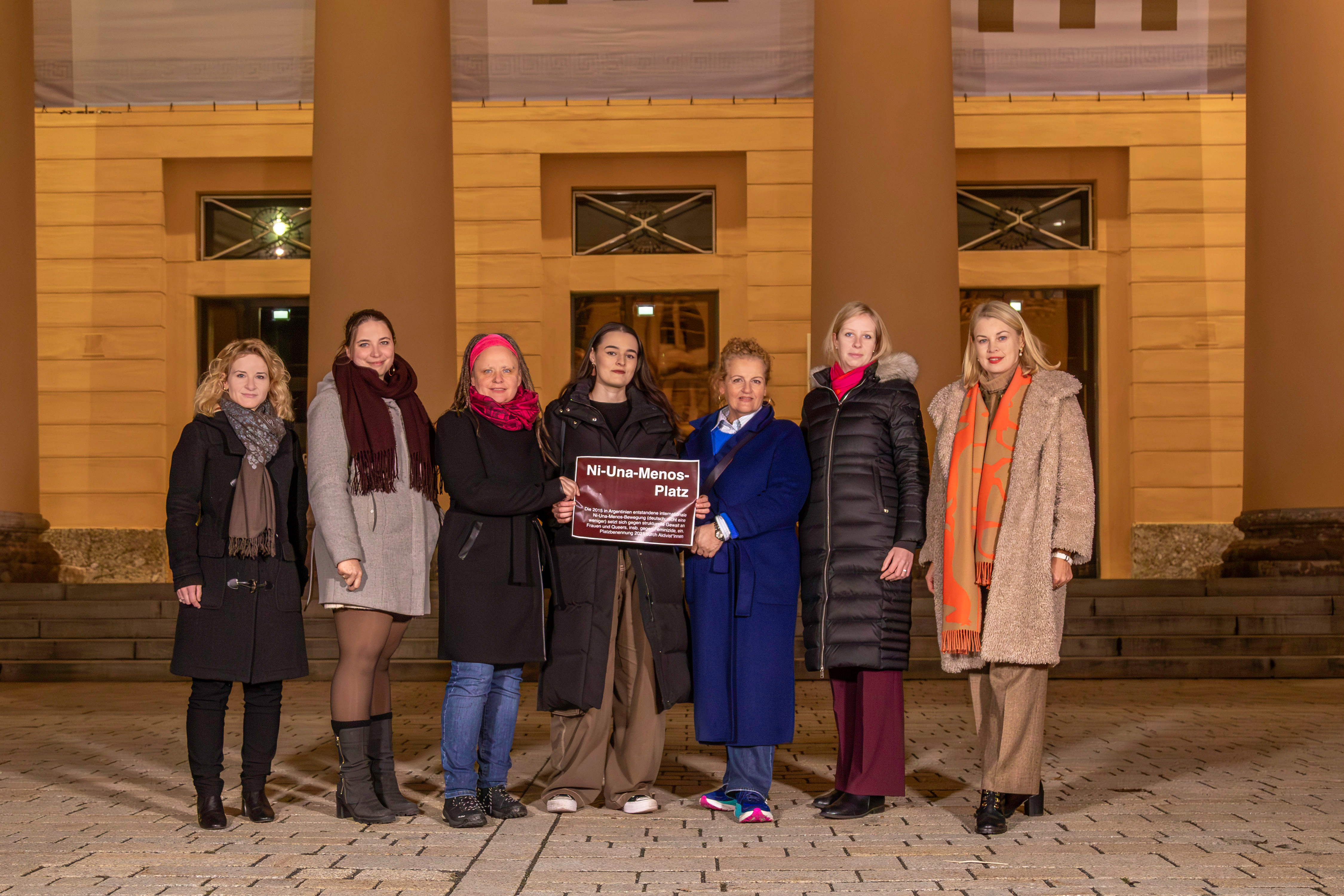 (v.l.n.r.:) Bundesministerin Eva-Maria Holzleitner, Eva Körber-Pichler (Referat Frauen, Gleichstellung und Queer), Silvia Ortner (FrauenLesbenvernetzung), Maryam Chibili (Frauen*Vernetzung), Geschäftsführerin Claudia Birnbaum (Frauen im Brennpunkt), Isabella Mitter (Leiterin Referat Frauen, Gleichstellung und Queer) und Vizebürgermeisterin Elisabeth Mayr beim Gespräch am Platz vor dem Landestheater, der umgangssprachlich von vielen bereits als „Ni una menos-Platz“ bezeichnet wird.