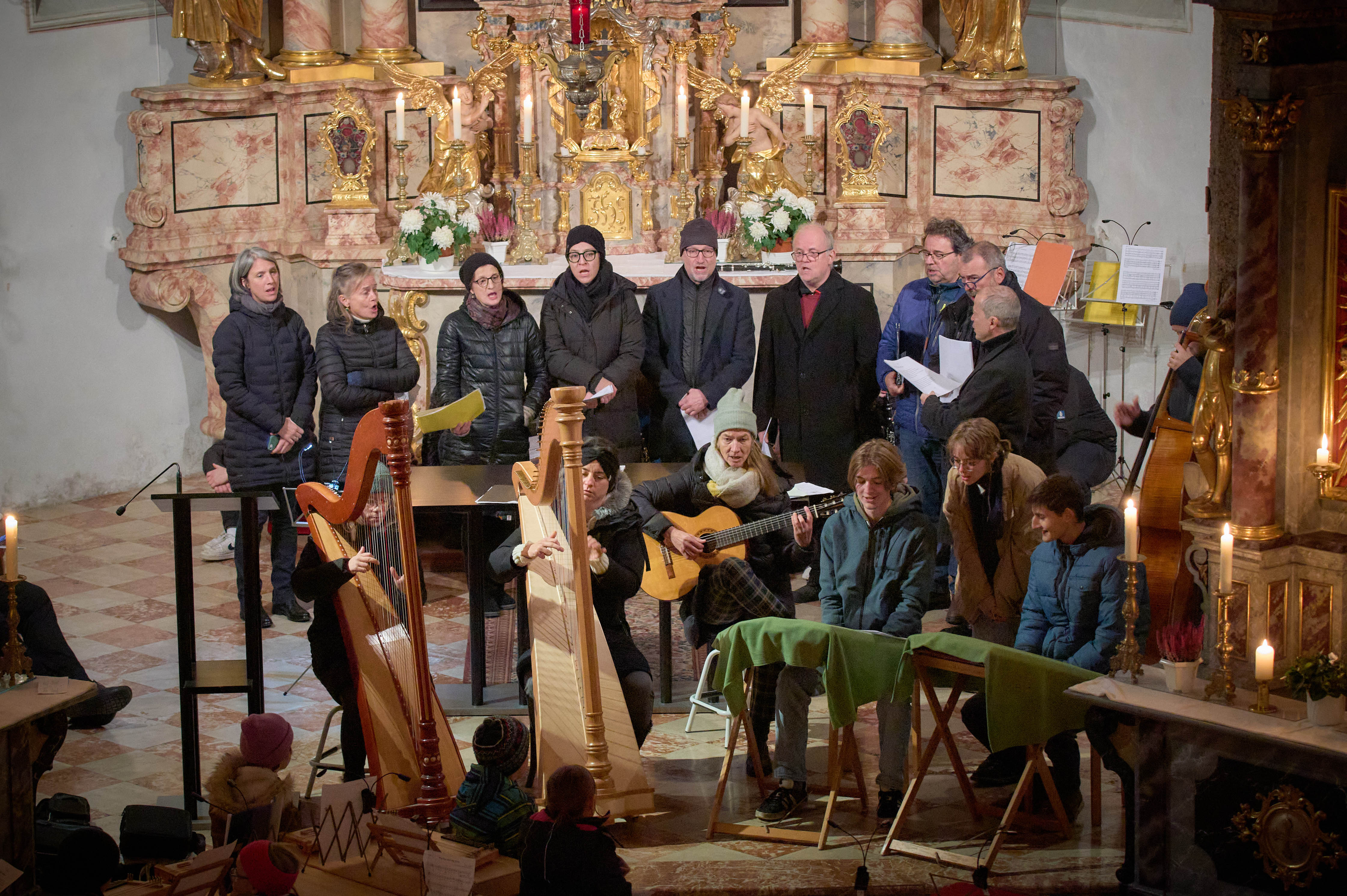 Die SchülerInnen der Musikschule Innsbruck gestalten den Advent froh, heiter, stimmungsvoll und andächtig – wie am 4. Dezember beim Adventsingen in der Alten Höttinger Pfarrkirche.