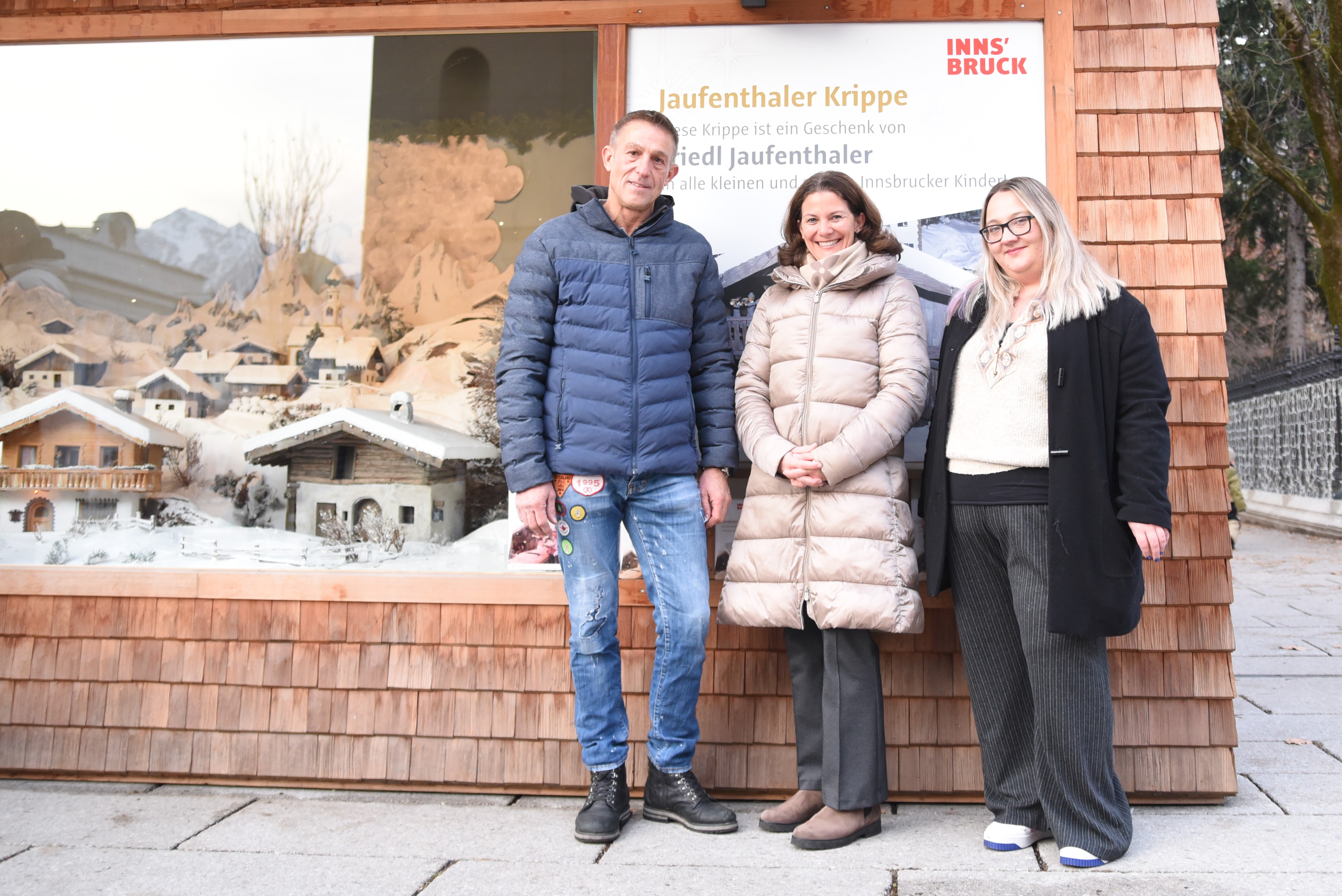 Michael Völp, der sich seit Jahren ehrenamtlich um die Krippe kümmert, Gemeinderätin Karoline Obitzhofer und Referentin Sarah Mair (v.l.) freuten sich über die gelungene Eröffnung der Jaufenthaler-Krippe am Landestheater-Nebenplatz.