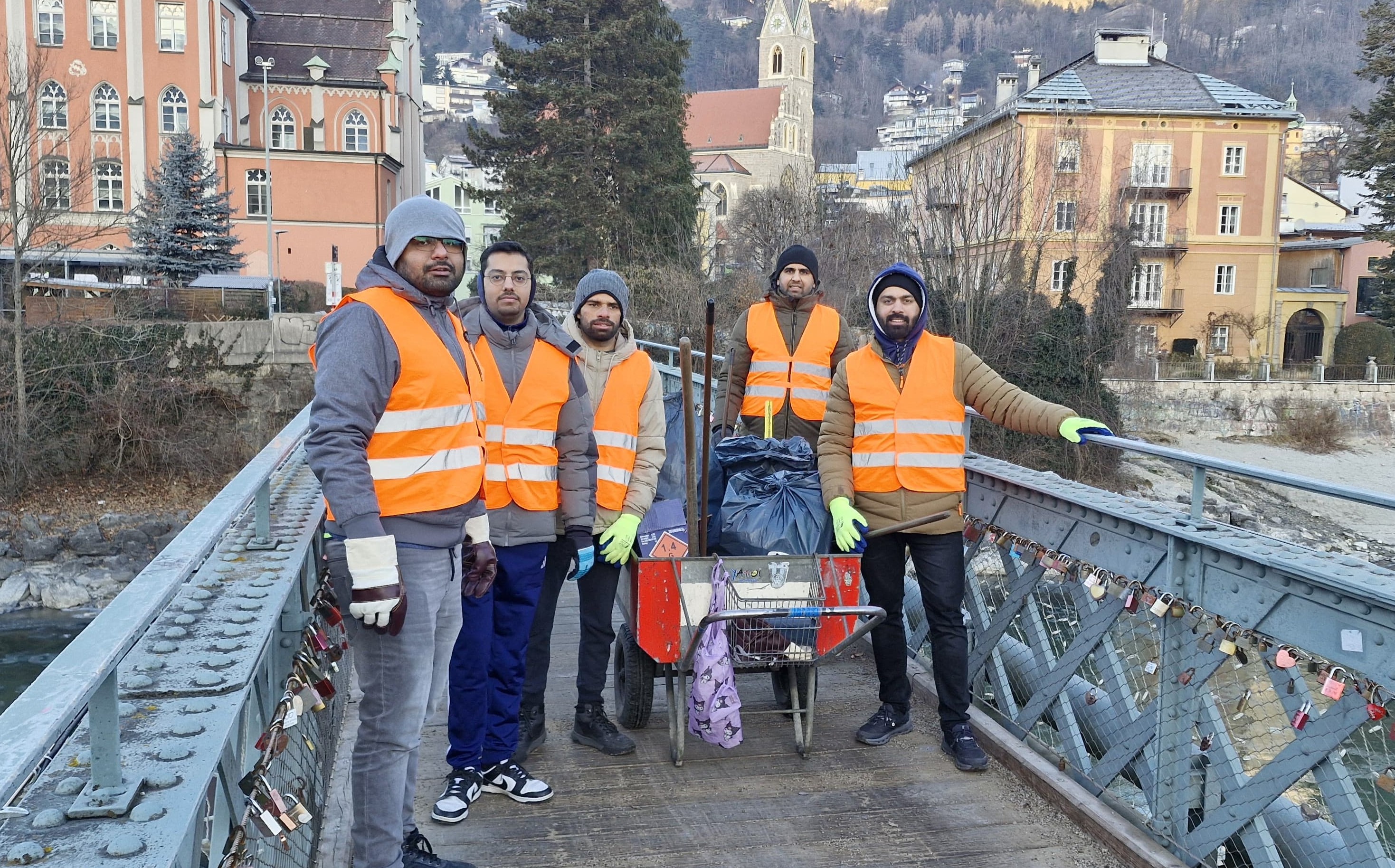 In Kooperation mit dem Innsbrucker Straßenbetrieb führten Mitglieder der Ahmadiyya Muslim Jamaat Innsbruck auch heuer wieder einen ehrenamtlichen Neujahrsputz durch. Die freiwillige und unentgeltliche Aktion der Jugendorganisation der islamischen Reformgemeinde Ahmadiyya Muslim Jamaat findet jedes Jahr in ganz Österreich statt. Mitglieder und Bekannte der Gemeinde versammeln sich am frühen Morgen des Neujahrstags in Innsbruck, Salzburg, Wien, Linz, Klagenfurt, Dornbirn und Graz, kehren die Straßen und sammeln den dort zurückgelassenen Müll.