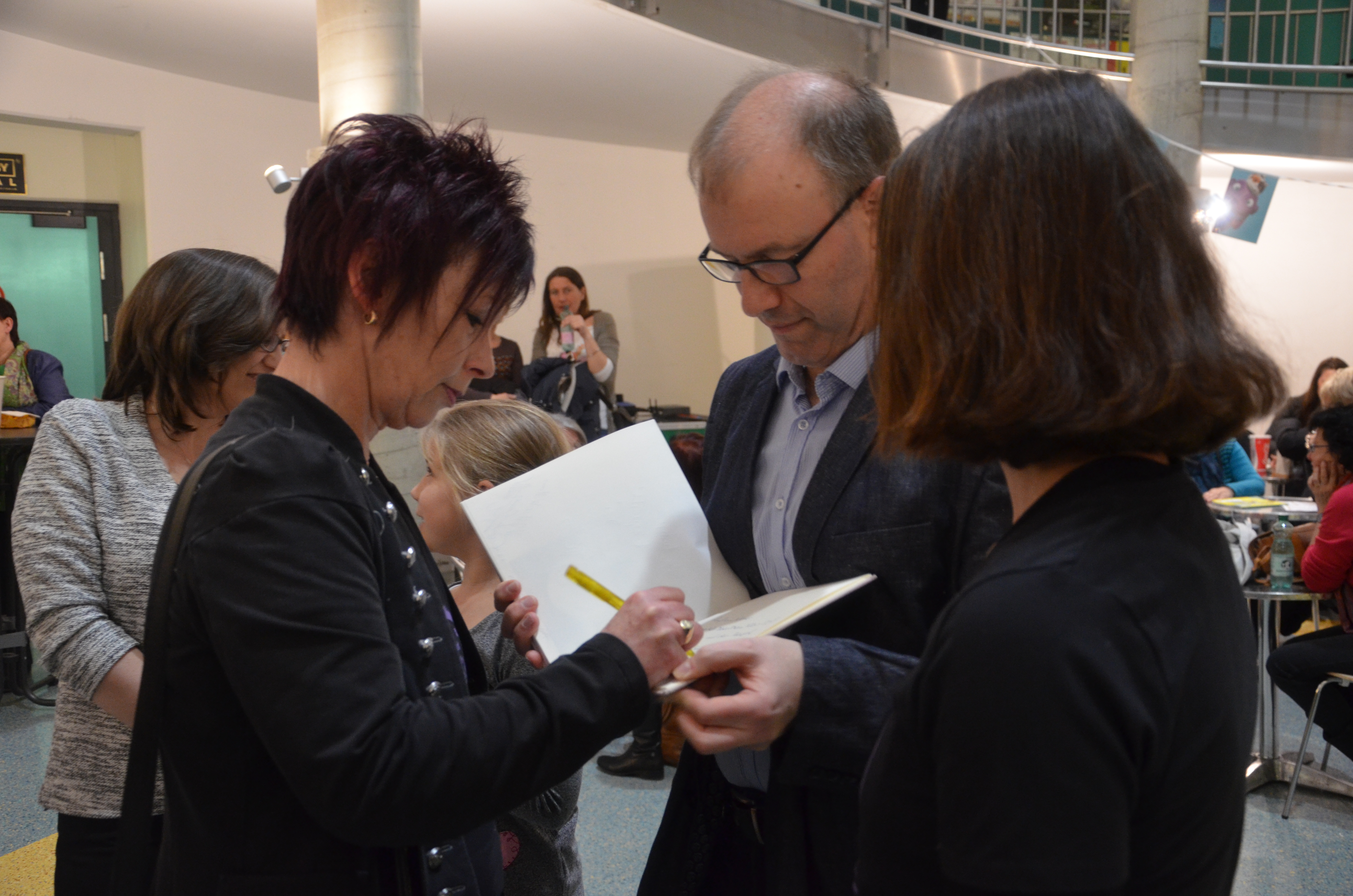 Zum Internationalen Frauentag veranstaltete das Referat Frauen, Familien und SeniorInnen am 07. März wieder die „LangeNachtdesFrauenFilms“ im Innsbrucker Metropol Kino. Offiziell eröffnet wurde der Abend von Vizebürgermeisterin Sonja Pitscheider, Uschi Klee (Leiterin Referat Frauen, Familie und Seniorinnen), Christian Hofer und Patrizia Hueber (beide Metropol Kino Innsbruck). Das vielfältige Programm regte dazu an, über Chancengleichheit und gelebte Gleichberechtigung nachzudenken.