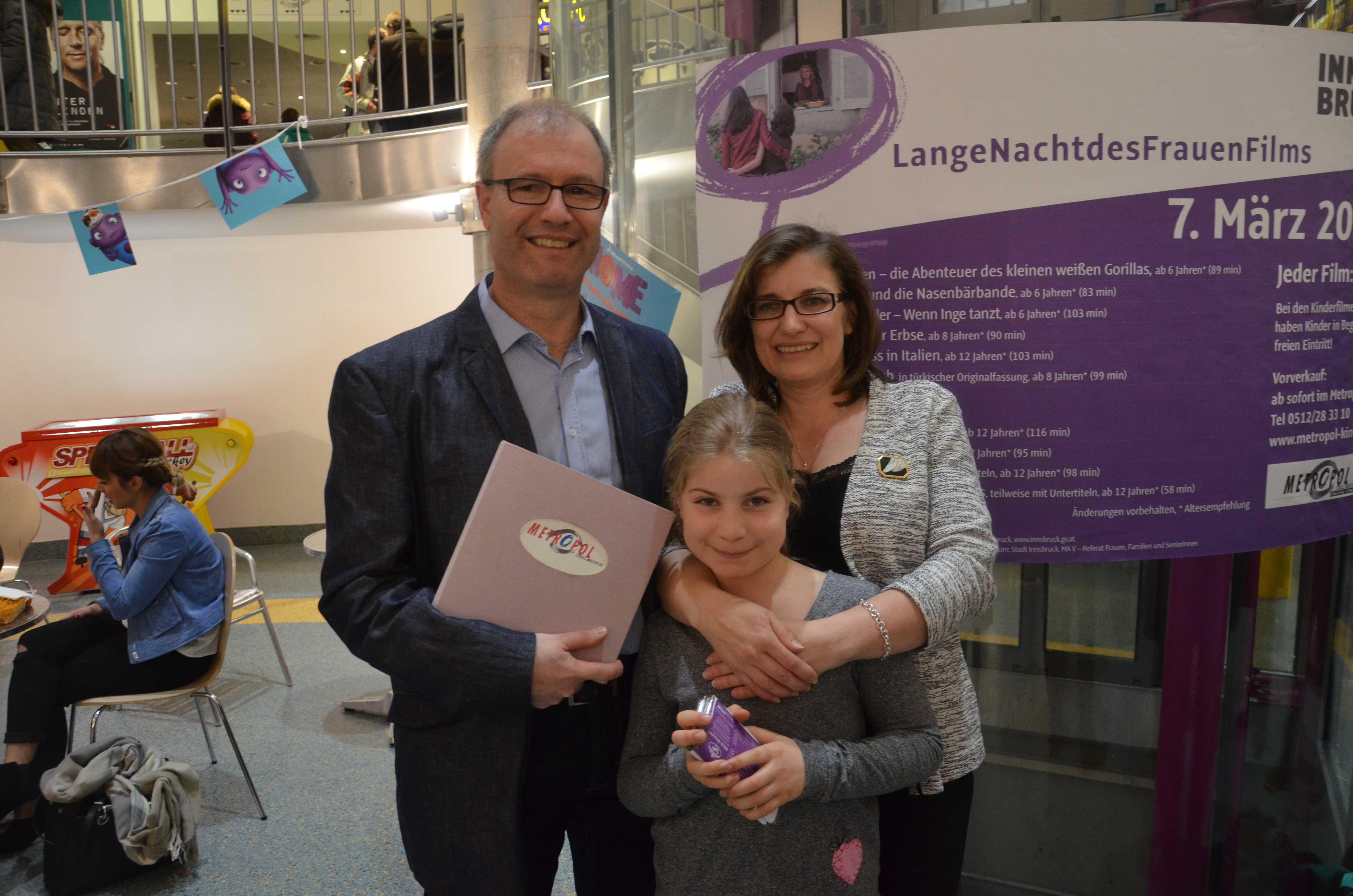 Zum Internationalen Frauentag veranstaltete das Referat Frauen, Familien und SeniorInnen am 07. März wieder die „LangeNachtdesFrauenFilms“ im Innsbrucker Metropol Kino. Offiziell eröffnet wurde der Abend von Vizebürgermeisterin Sonja Pitscheider, Uschi Klee (Leiterin Referat Frauen, Familie und Seniorinnen), Christian Hofer und Patrizia Hueber (beide Metropol Kino Innsbruck). Das vielfältige Programm regte dazu an, über Chancengleichheit und gelebte Gleichberechtigung nachzudenken.