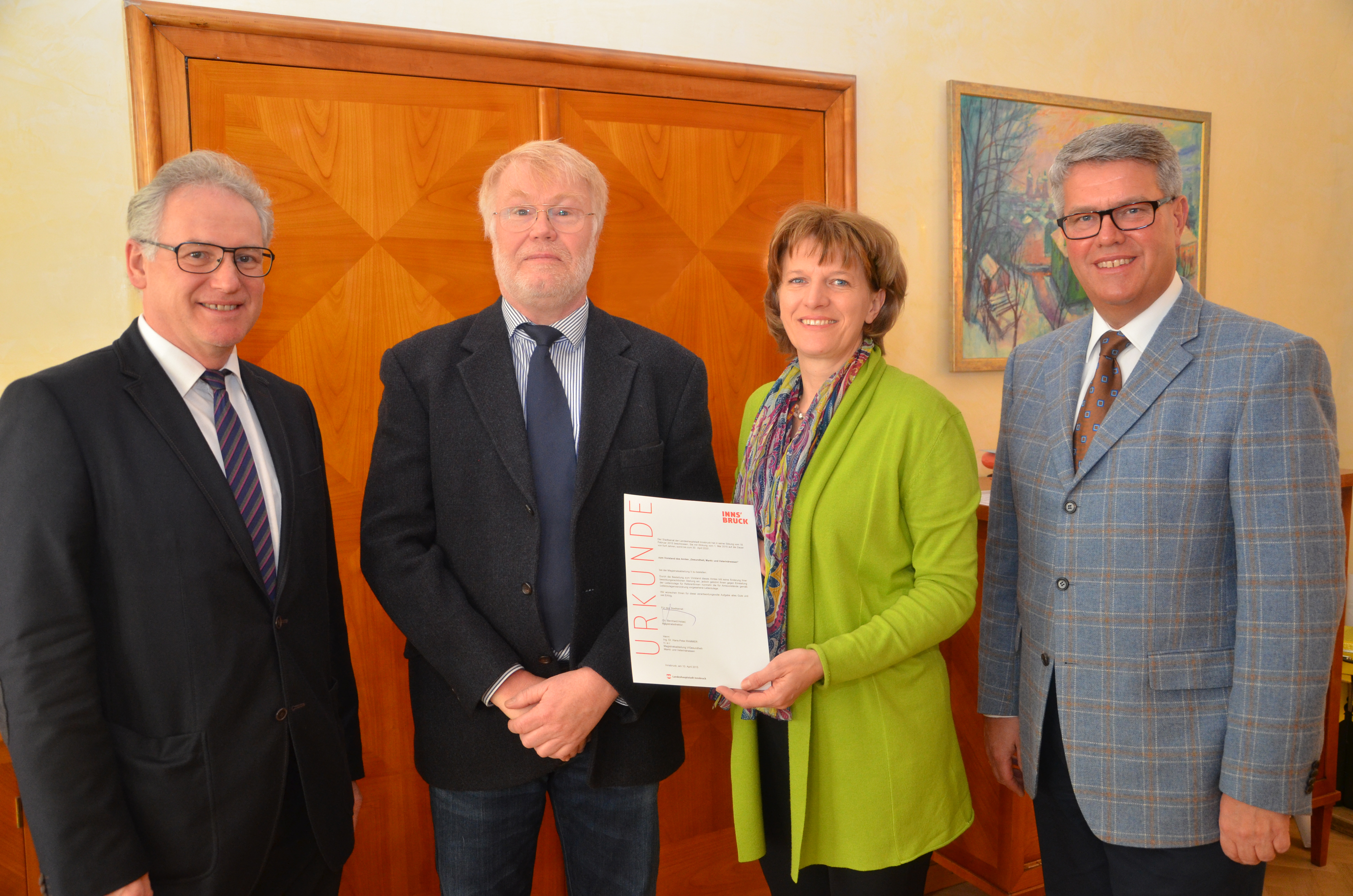 Mit Wirkung vom 01. Mai 2015 wird Hans-Peter Rammer zum Vorstand des Amtes "Gesundheit-, Markt- und Veterinärwesen" bestimmt. Im Beisein von Magistratsdirektor Bernhard Holas, Bürgermeisterin Oppitz-Plörer und Personalchef Ferdinand Neu bekam er nun feierlich sein Dekret verliehen.