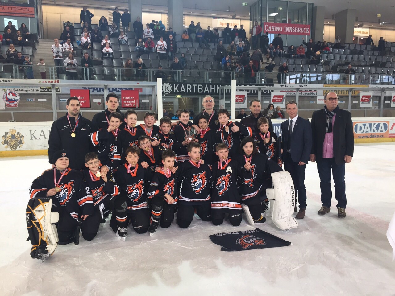 Vom 13. bis 15. März fand in der Tiroler Wasserkraftarena das Finalturnier der österreichischen U12-Mannschaften statt. Der HCI Tiroler Wasserkraft war durch seine Junghaie ebenfalls mit vertreten. Zur Siegerehrung mit TEHV Peter Schramm‎ und HCI Vereinsvertreter Kurt Mitterer ließ es sich Vizebürgermeister und Sportreferent Christoph Kaufmann nicht nehmen, allen Mannschaften persönlich zu gratulieren.
