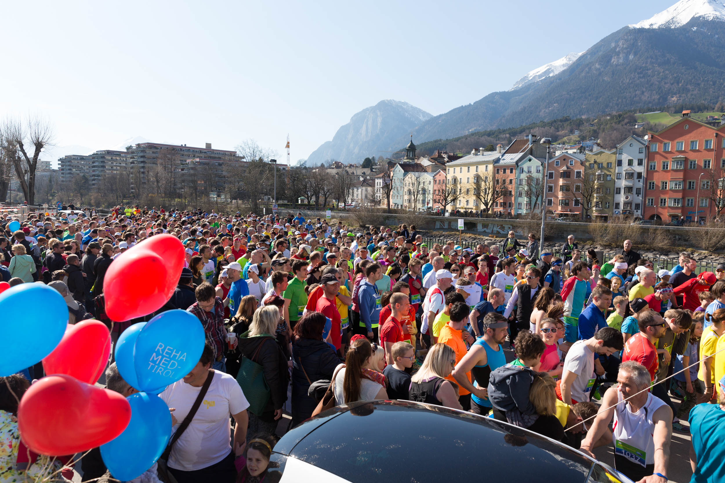 Über 1.000 LäuferInnen starteten am 28. März beim Innsbrucker Frühlingslauf. Entsprechend dem Motto zeigte sich auch das Wetter von seiner besten Seite und belohnte die sportlichen TeilnehmerInnen mit viel Sonne. Vizebürgermeister Christoph Kaufmann gratulierte den SportlerInnen.