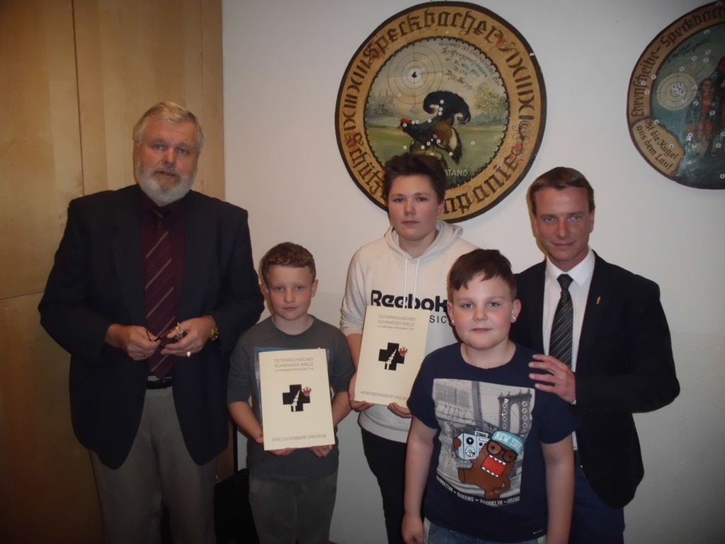 Die Speckbacher Schützenkompanie war die erste, die die Friedhofssammlung des schwarzen Kreuzes unterstützte.
Dabei hilft sie am Allerheiligentag - 01.11. - ganztags am Westfriedhof bei der Klinik in Innsbruck und sammelt mit den typischen Sammelboxen für die Kriegsgräberfürsorge.
Für die geleistete Arbeit hat die Kompanie durch das Schwarze Kreuz 4 Auszeichnungen erhalten:
- die silberene Ehrennadel erhielten (v.l.) Fabian Schwienbacher, Rene Schöpf und David Undeutsch.
- das Ehrenzeichen für 15 Jahre Sammeltätigkeit erhielt Ptf. Manuel Mitterer.

Die Ehrung wurde von Stefan Zangerl, Kurator des Schwarzen Kreuzes und Vbgm. Eltn. Christoph Kaufmann Christoph durchgeführt.