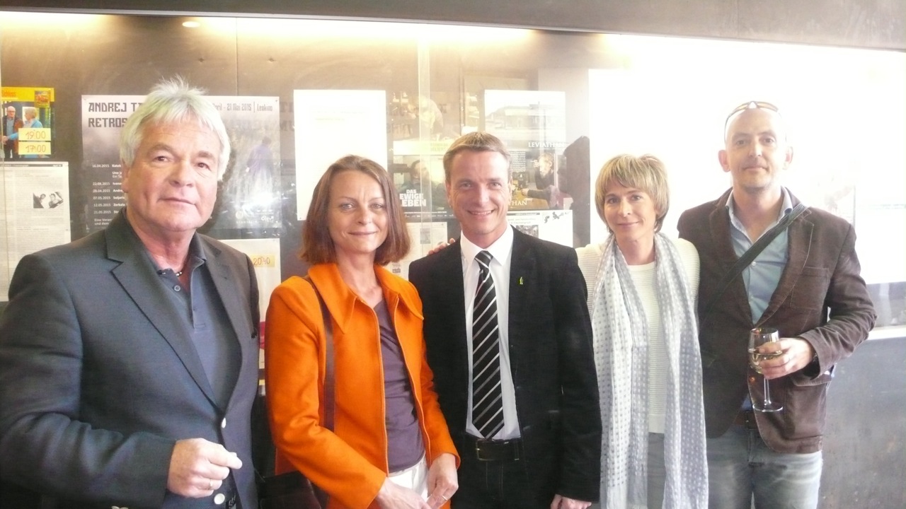 Das Filmprojekt „Olympisches Dorf - am Rande der Stadt“ von Anna Greissing und Georg Rainalter feierte am 21. April im Leokino in Anwesenheit von Stadtrat Ernst Pechlaner, Vizebürgermeisterin Mag.a  Sonja Pitscheider und Vizebürgermeister Christoph Kaufmann statt.