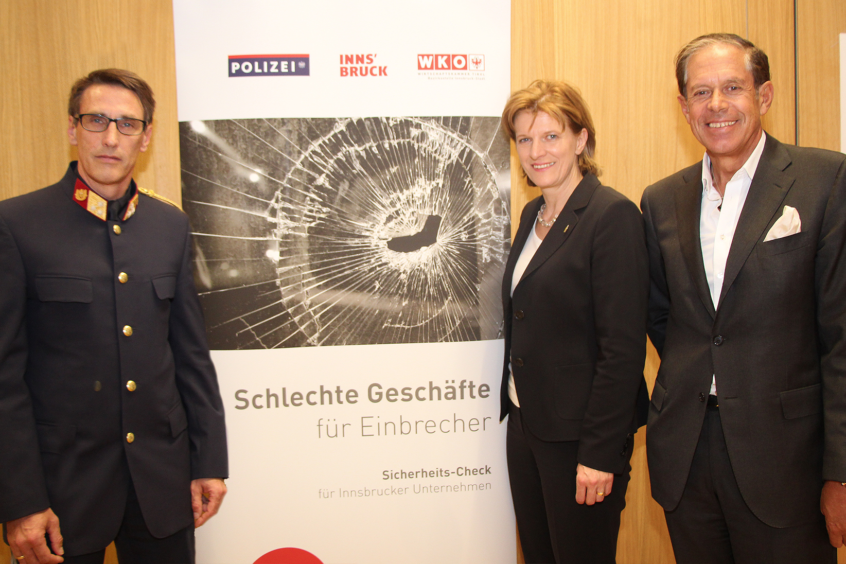 Beim Projektstart "Schlechte Geschäfte für Einbrecher" (v.l.): Stadtpolizeikommandant Martin Kirchler, Bürgermeisterin Christine Oppitz-Plörer und WK-Präsident Jürgen Bodenseer.
Um aufzuzeigen, wie Unternehmen sich schützen können, wurde von den Initiatoren das Projekt „Schlechte Geschäfte für Einbrecher“ ins Leben gerufen. Im Rahmen des Projektes führen eigene Fachberater des Stadtpolizeikommandos Innsbruck auf Wunsch kostenlose Beratungen in Geschäften bzw. Lokalen in den hauptbetroffenen Stadtteilen durch. Zusätzlich werden Sicherheitsschecks verlost und Rabattierungen von Partnerbetrieben angeboten.