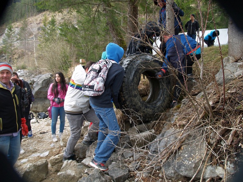 Die SchülerInnen der Klasse 4b der NMS Pembaurstraße starteten mit ihrem Klassenvorstand Mike Tanzer das Umweltprojekt "Yes we can". Ziel war es, gemeinsam mit Umwelt- und Abfalltauchern, den Schilfgürtel am Achensee zu reinigen. Insgesamt sammelten die SchülerInnen über 350 kg Müll. 
Ihre Arbeit und Erfahrungen dokumentierten die SchülerInnen und präsentierten diese an einem Vormittag dem PSI Wolfgang Haslwanter und Direktorin Sighilde Hess.
Alle waren sich einig: "Yes we can - wir können etwas zum Schutz der Umwelt bewirken!"