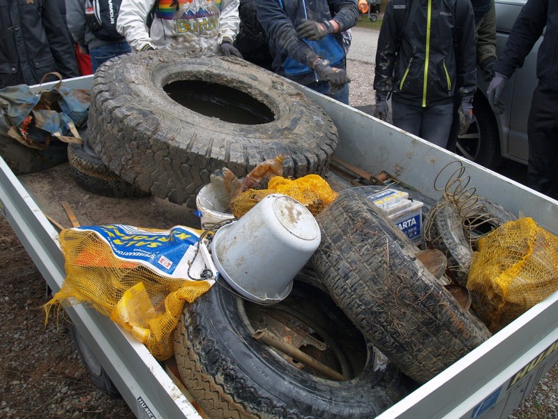 Die SchülerInnen der Klasse 4b der NMS Pembaurstraße starteten mit ihrem Klassenvorstand Mike Tanzer das Umweltprojekt "Yes we can". Ziel war es, gemeinsam mit Umwelt- und Abfalltauchern, den Schilfgürtel am Achensee zu reinigen. Insgesamt sammelten die SchülerInnen über 350 kg Müll. 
Ihre Arbeit und Erfahrungen dokumentierten die SchülerInnen und präsentierten diese an einem Vormittag dem PSI Wolfgang Haslwanter und Direktorin Sighilde Hess.
Alle waren sich einig: "Yes we can - wir können etwas zum Schutz der Umwelt bewirken!"