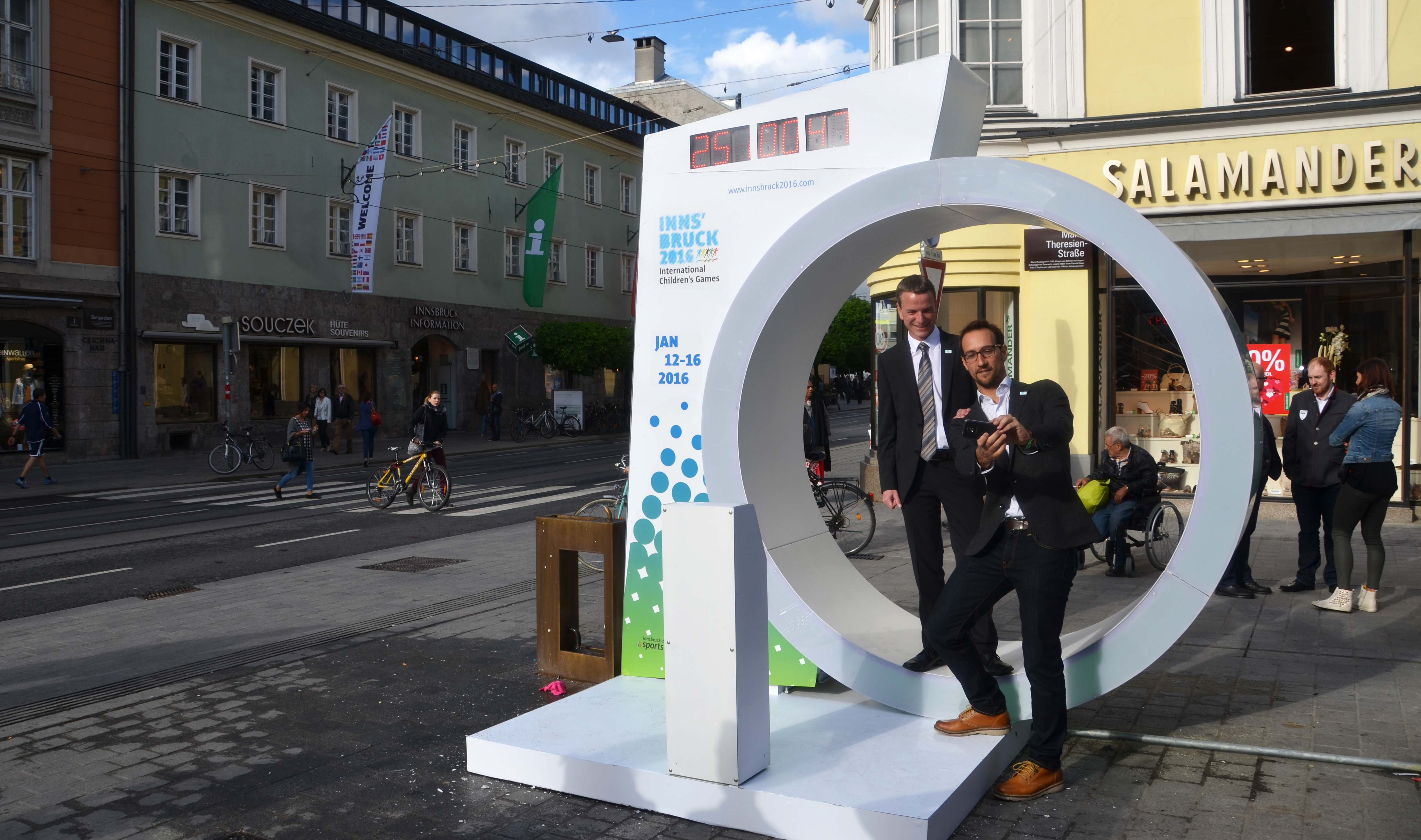 Am 06. Mai wurde die Doppelcountdown-Uhr in der Maria-Theresien-Straße feierlich in Anwesenheit von Landes- und Stadtpolitik, sowie Vertreterinnen des Sports enthüllt. Auf der einen Seite zählt diese die verbleibende Zeit bis zu den International Children's Games 2016 im Jänner herunter und auf der anderen die bis zur Bob- und Skeleton-WM im Februar. Vizebürgermeister Christoph Kaufmann und Georg Spazier (Innsbruck Tirol sports GmbH) machten gleich das erste "Selfie".