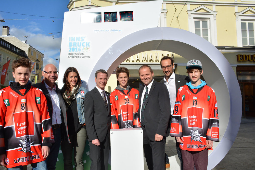 Am 06. Mai wurde die Doppelcountdown-Uhr in der Maria-Theresien-Straße feierlich in Anwesenheit von Landes- und Stadtpolitik, sowie Vertreterinnen des Sports enthüllt. Auf der einen Seite zählt diese die verbleibende Zeit bis zu den International Children's Games 2016 im Jänner herunter und auf der anderen die bis zur Bob- und Skeleton-WM im Februar. Vizebürgermeister Christoph Kaufmann und Georg Spazier (Innsbruck Tirol sports GmbH) machten gleich das erste "Selfie".