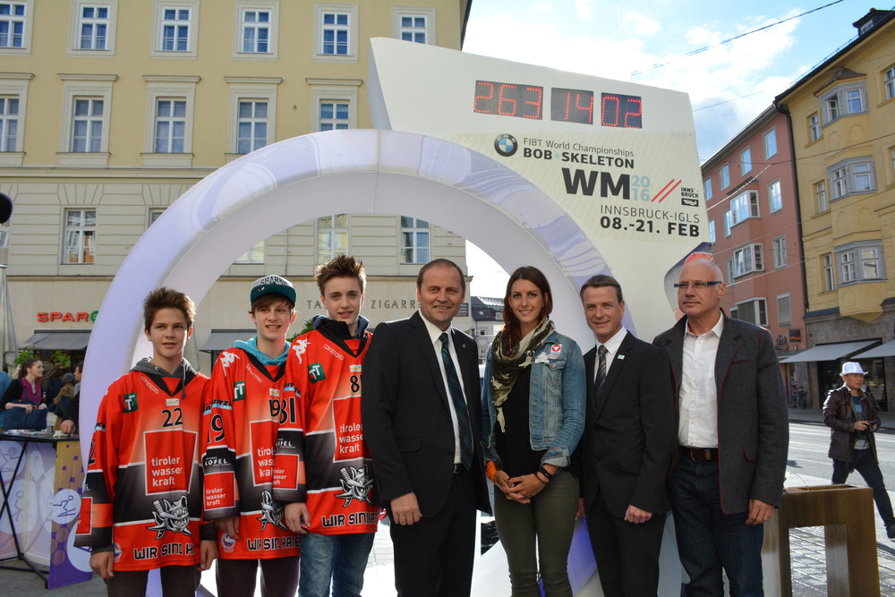 Am 06. Mai wurde die Doppelcountdown-Uhr in der Maria-Theresien-Straße feierlich in Anwesenheit von Landes- und Stadtpolitik, sowie Vertreterinnen des Sports enthüllt. Auf der einen Seite zählt diese die verbleibende Zeit bis zu den International Children's Games 2016 im Jänner herunter und auf der anderen die bis zur Bob- und Skeleton-WM im Februar. Vizebürgermeister Christoph Kaufmann und Georg Spazier (Innsbruck Tirol sports GmbH) machten gleich das erste "Selfie".