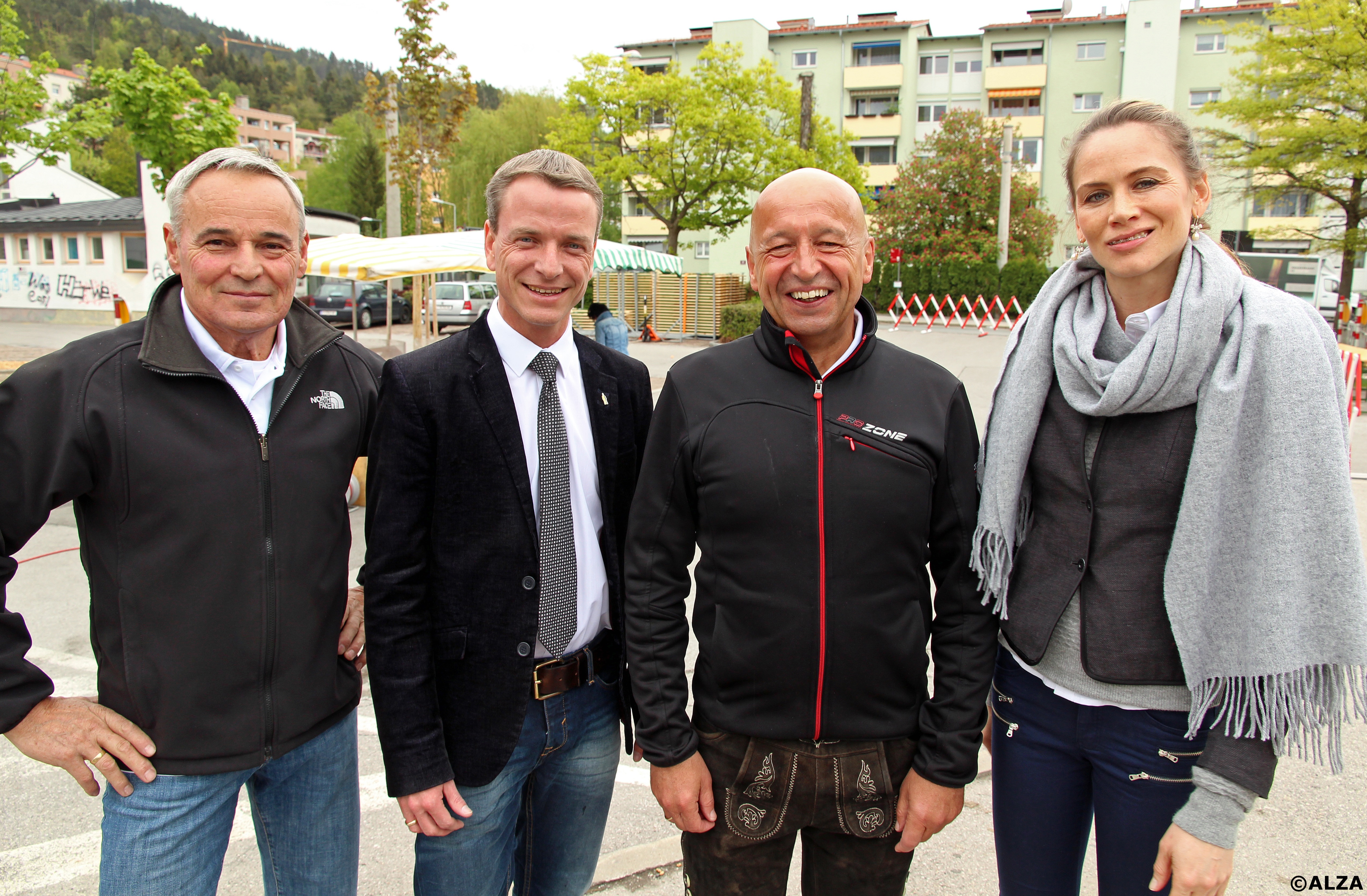 Ließen sich beim traditionellen Maibaumfest vom Wetter die Laune nicht verderben (v.l.): Herbert Tröbinger, Vizebürgermeister Christoph Kaufmann, Hauptmann Josef Pargger und Brigitte Kaufmann.