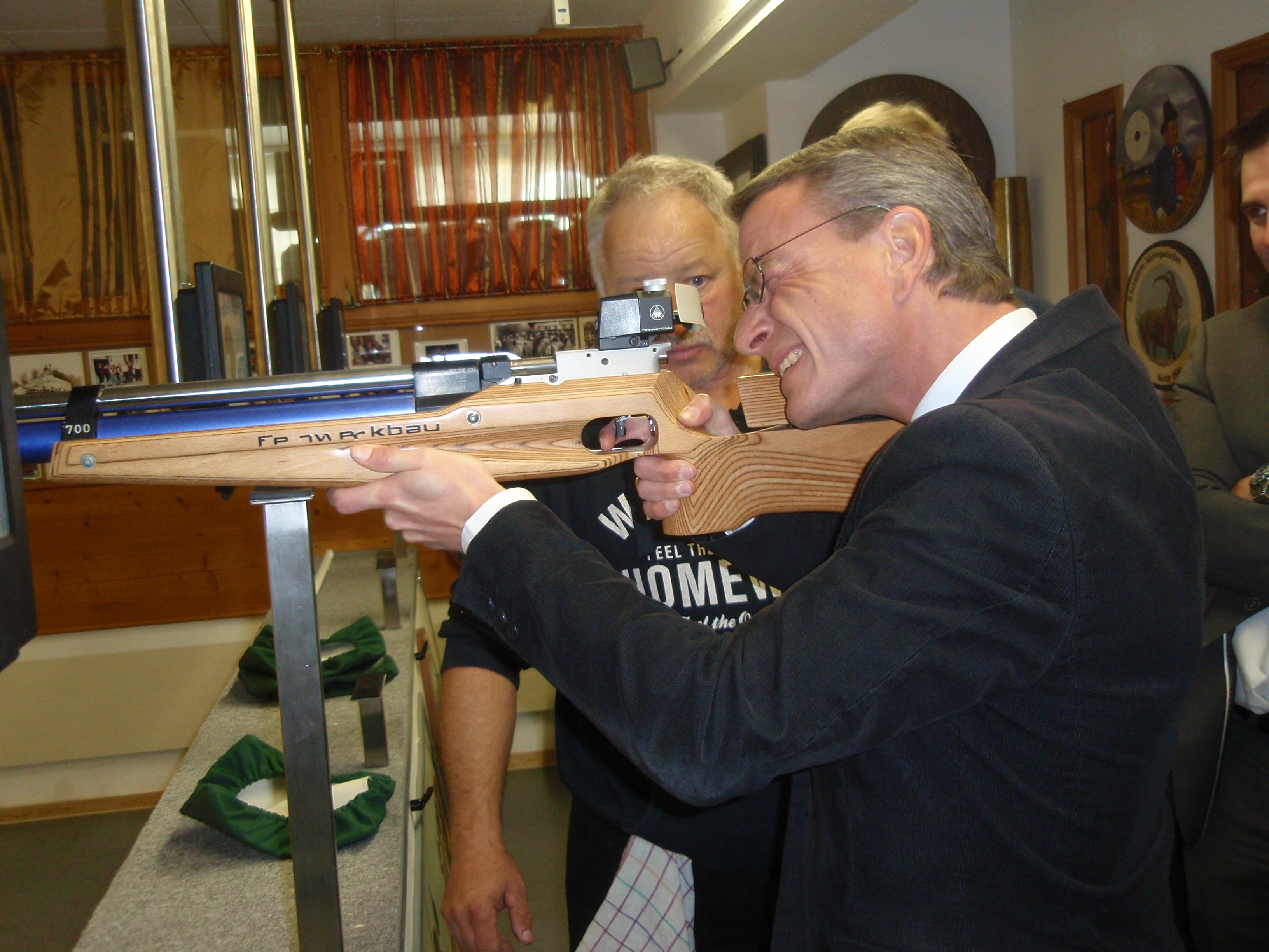 Beim Maifest der Speckbacher Schützenkompanie Innsbruck-Arzl (v.l.): Oberleutnant Heinz Puelacher, Hauptmann Anton Kircher, Gemeinderat Christoph Appler, Bat.-JS-Betreuerin Maria-Luise Feichnter, Vizebürgermeister Christoph Kaufmann, Leutnant Jakob Lassenberger und Brigitte Kaufmann