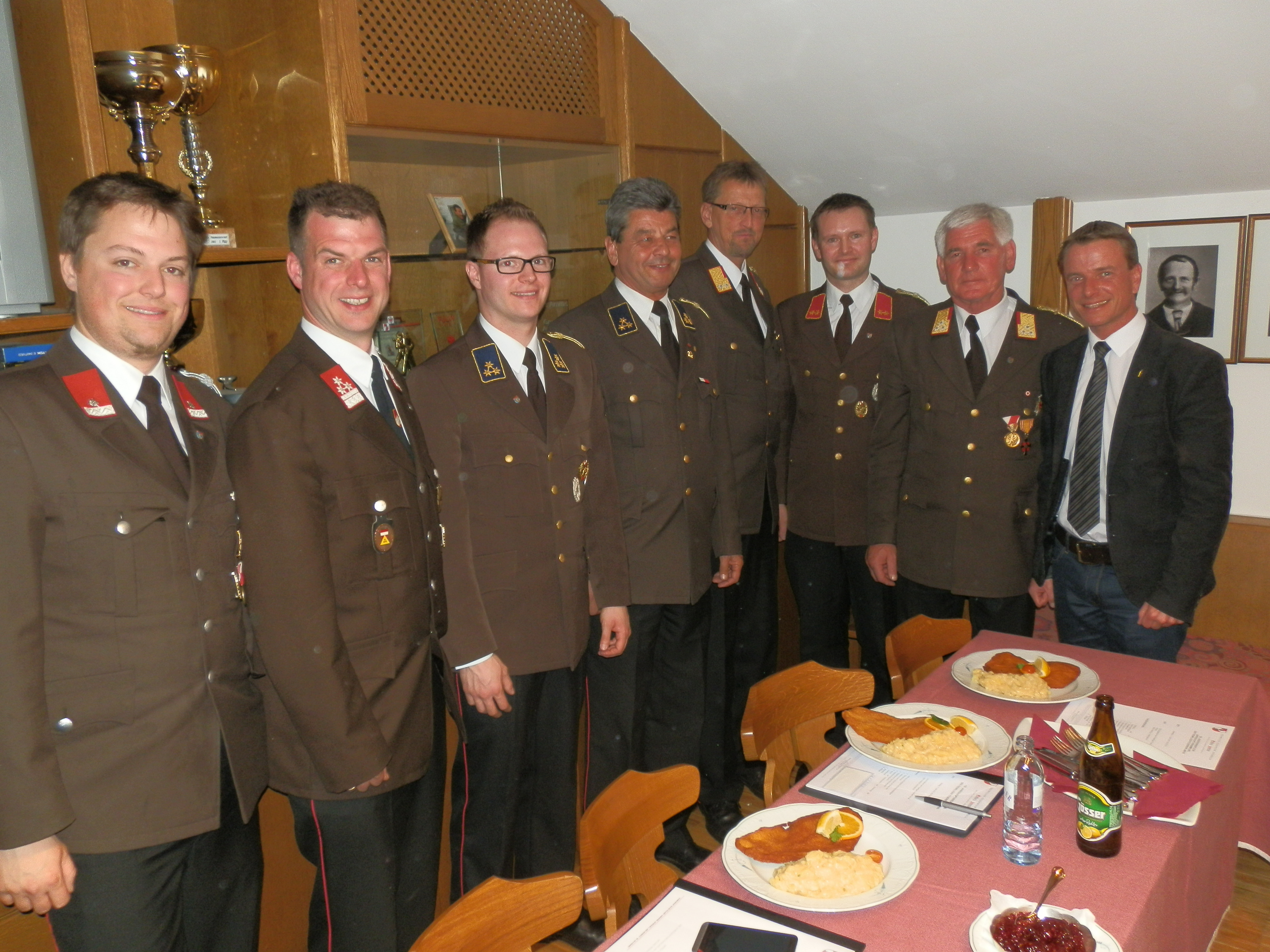 Im Zuge der traditionellen Florianifeier der FFW Amras wurden im Beisein von Vizebürgermeister Christoph Kaufmann und Kommandant Hannes Trenkwalder mit seinem Ausschuss Stefan Wegscheider (3.v.l.) für seine 20-jährige Tätigkeit als Kassier und Walter Laimgruber (4.v.r.) für 20 Jahre Ehrenkommandantschaft die Ehrenurkunde überreicht.
