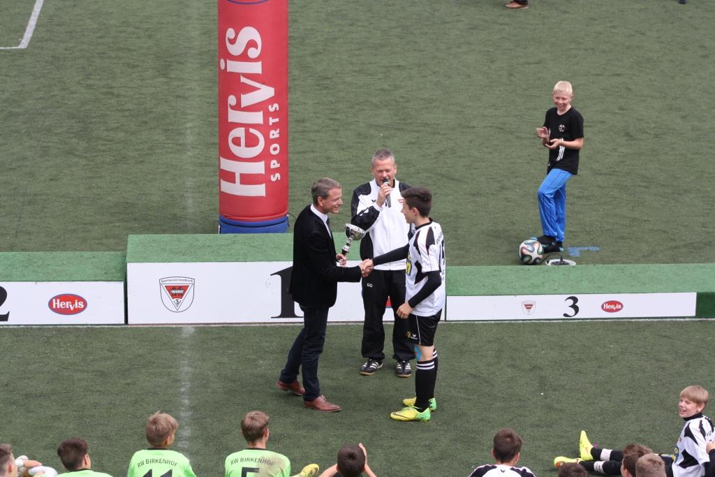 In der Sportanlage Wiesengasse fand im Mai der 13. Interntionale Hervis Cup statt. Vizebürgermeister Christoph Kaufmann nahm die Siegerehrung der U13-Mannschaften vor und gratulierte den glücklichen Siegern.