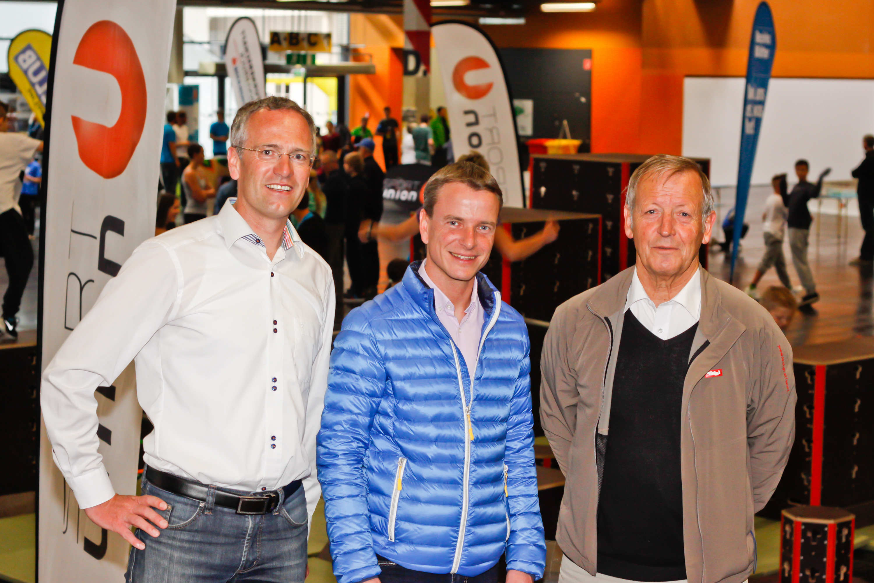 Freerunning, Airtrack, Longboarden, BMX, Slacklining, Floorball, Selbstverteigdigung für Mädchen, Hip Hop, Speedtennis und Skateboarden – dies sind nur einige der vielen Sportarten, die die Burschen und Mädls in die Messehalle D lockte. 
Am Freitag war die U Tour reserviert für 400 SchulerInnen aus dem Raum Innsbruck und Umgebung und Schauplatz eines besonderen Wettkampfes - der School Challenge – bei dem sich Zweierteams in vier Sportarten bei lautstarker Anfeuerung ihrer KlassenkammeradInnen messen konnten.
Am Samstag öffnete die U Tour dann für Jung und Alt – jede/r war willkommen. Bereits vor Eventbeginn fanden sich die ersten Jugendlichen vor der Halle ein und konnten es kaum erwarten, mit dem Flying Fox durch die Halle zu fliegen, über die Skate- und BMX-Rampen zu springen, sich im Go-Kart-Rennen zu „batteln“ oder auch den Adrenalin-Kick, bei einem Sprung in den AIR2BAG aus acht Meter Höhe, zu erleben. Ab Mittag wurde die Halle regelrecht gestürmt von trendsportbegeisterten Jugendlichen, die keine Zeit zum Verschnaufen hatten: zu vielfältig und zu spannend war das Angebot, das alle in Bewegung hielt.