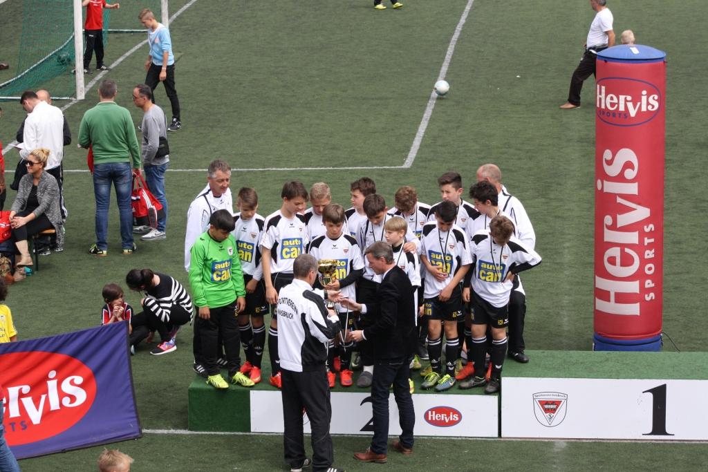 In der Sportanlage Wiesengasse fand im Mai der 13. Interntionale Hervis Cup statt. Vizebürgermeister Christoph Kaufmann nahm die Siegerehrung der U13-Mannschaften vor und gratulierte den glücklichen Siegern.