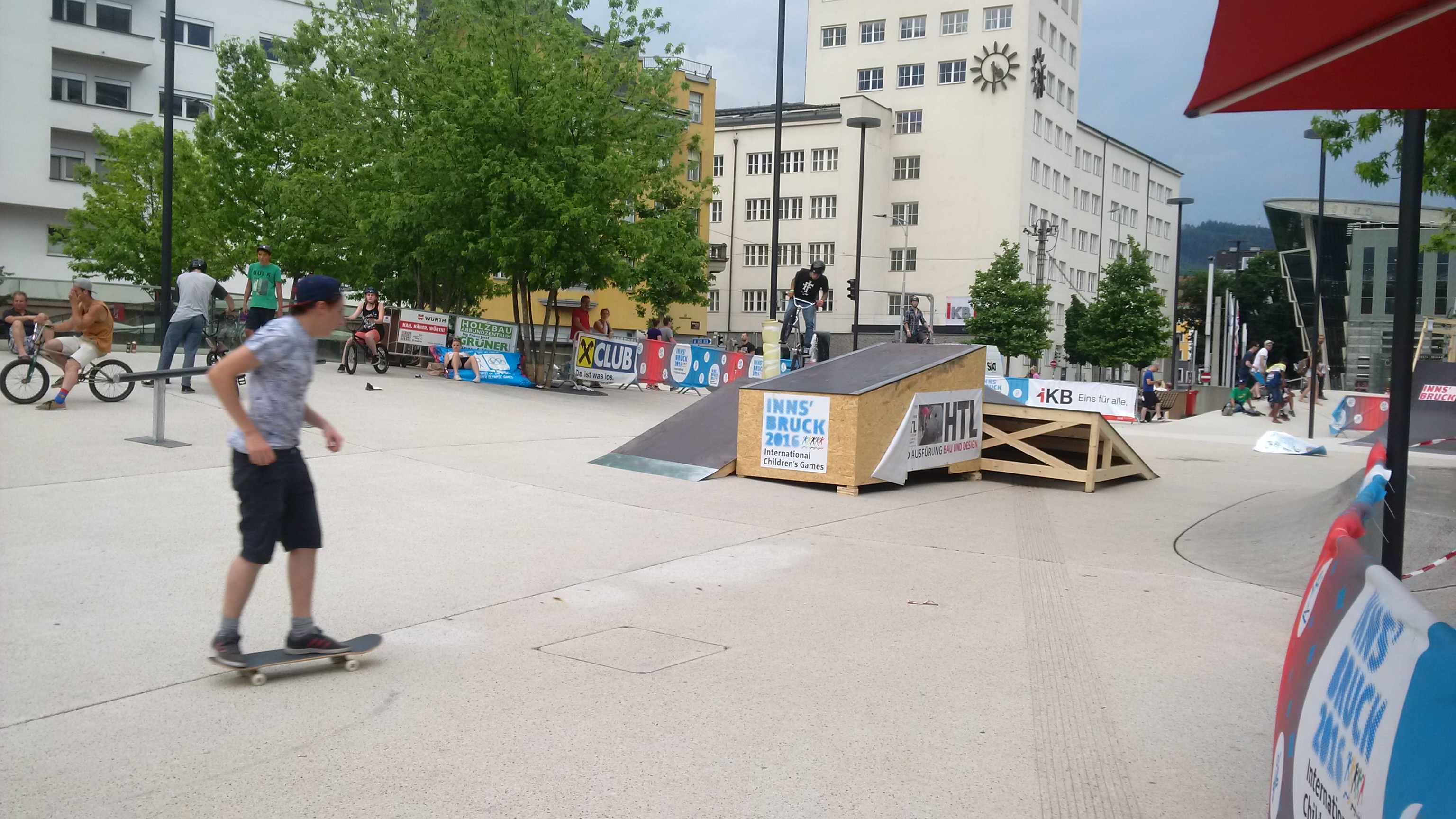Ein Sporttag für jede Altersklasse fand am 06. Juni in Innsbruck Stadt: Für Kinder, Familien und SeniorInnen wurde beim Sommersporttag am Baggersee ein buntes Programm geboten, am Landhausplatz zeigten FreestylerInnen spektakuläre Stunts, viele junge Leute kamen und probierten selbst die unterschiedlichsten Trendsportarten aus. Am Abend begeisterte die deutsche Band "OK KID" die ZuschauerInnen. Vizebürgermeister Christoph Kaufmann stattete beiden Veranstaltungen einen Besuch ab.