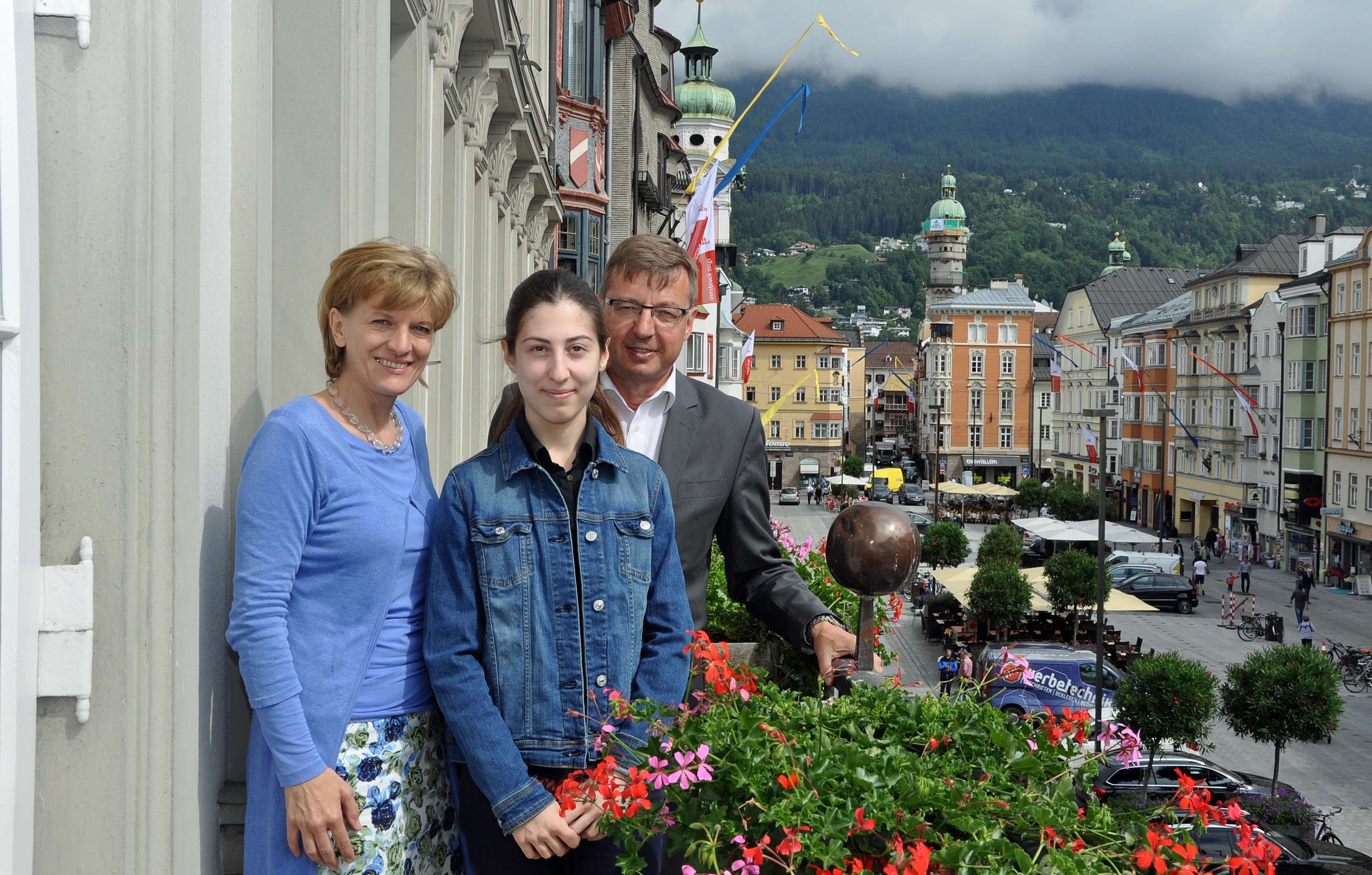 Die Zusammenarbeit von Stadt Innsbruck und der Wirtschaftskammer Tirol macht es möglich, dass Ana Amirejibi (M.) ein einmonatiges Volontariat in der Wirtschaftskammer, Sparte Handel absolvieren kann. Im Rathaus wurde die junge Georgierin von Bürgermeisterin Mag.a Christine Oppitz-Plörer und Dr. Alois Schellhorn (Spartengeschäftsführer Wirtschaftskammer Tirol, Sparte Handel) herzlich willkommen geheißen. Ana Amirejibi studiert BWL in Innsbrucks Partnerstadt Tiflis und beginnt im September Wirtschaft als Nebenstudium.