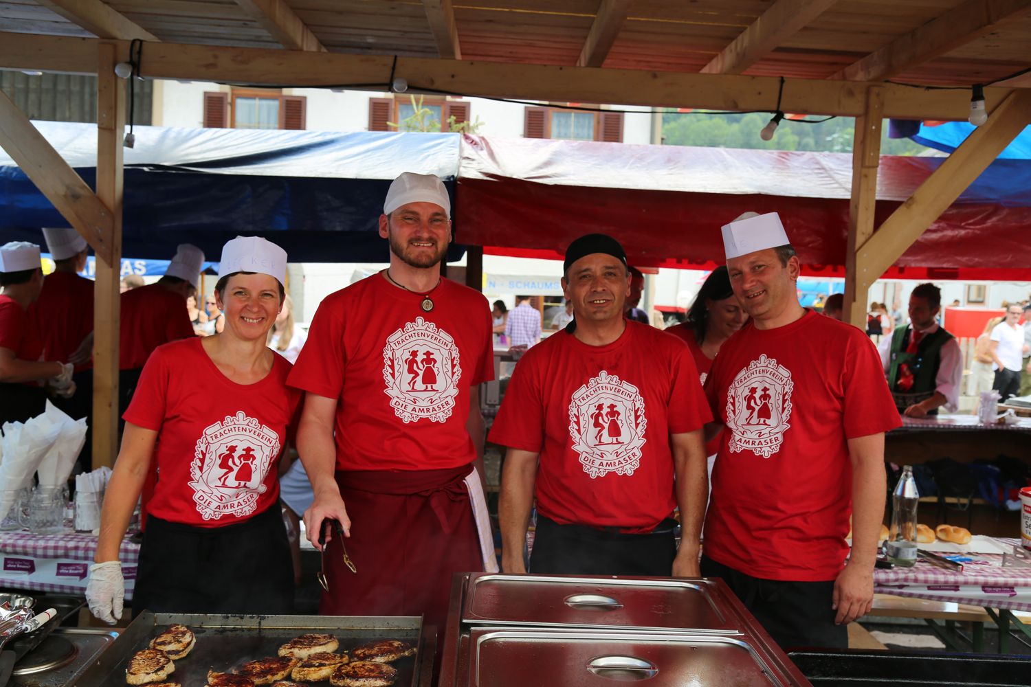 Anlässlich des 20. Amraser Dorffestes fand am 05. Juli nach neun Jahren erstmals wieder eine Marschmusikbewertung des Musikbezirkes Innsbruck-Stadt unter dem Motto "Musik in Bewegung" statt.
Neun Kapellen stellten sich den strengen Augen der Bewerter und gaben ihr Bestes. Bürgermeisterin Christine Oppitz-Plörer überreichte mit Roland Mair (GF des Tiroler Blasmusikverbandes) dem Obmann des Musikbezirkes Innsbruck-Stadt, Markus Schlenck, das Silberne Ehrenzeichen für seine besonderen Verdienste.
Die "Siegerehrung" führte stellvertretend für das Stadtoberhaupt Gemeinderätin Herlinde Keuschnigg und Gemeinderat Franz Hitzl, beide Mitglieder im Kulturausschuss, durch.