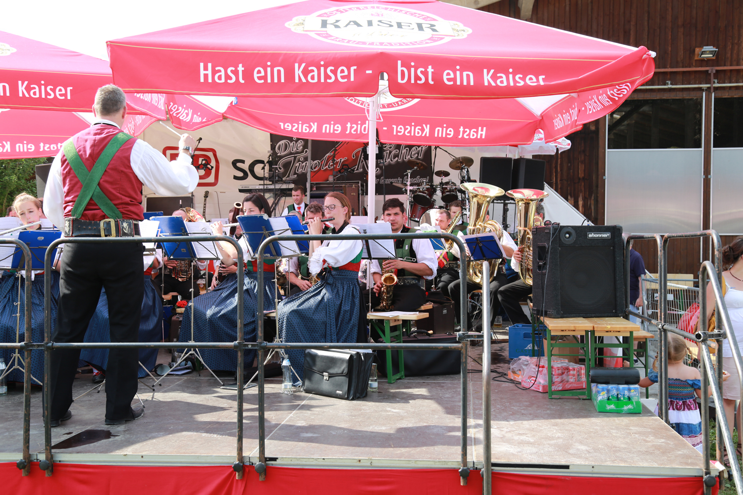 Anlässlich des 20. Amraser Dorffestes fand am 05. Juli nach neun Jahren erstmals wieder eine Marschmusikbewertung des Musikbezirkes Innsbruck-Stadt unter dem Motto "Musik in Bewegung" statt.
Neun Kapellen stellten sich den strengen Augen der Bewerter und gaben ihr Bestes. Bürgermeisterin Christine Oppitz-Plörer überreichte mit Roland Mair (GF des Tiroler Blasmusikverbandes) dem Obmann des Musikbezirkes Innsbruck-Stadt, Markus Schlenck, das Silberne Ehrenzeichen für seine besonderen Verdienste.
Die "Siegerehrung" führte stellvertretend für das Stadtoberhaupt Gemeinderätin Herlinde Keuschnigg und Gemeinderat Franz Hitzl, beide Mitglieder im Kulturausschuss, durch.