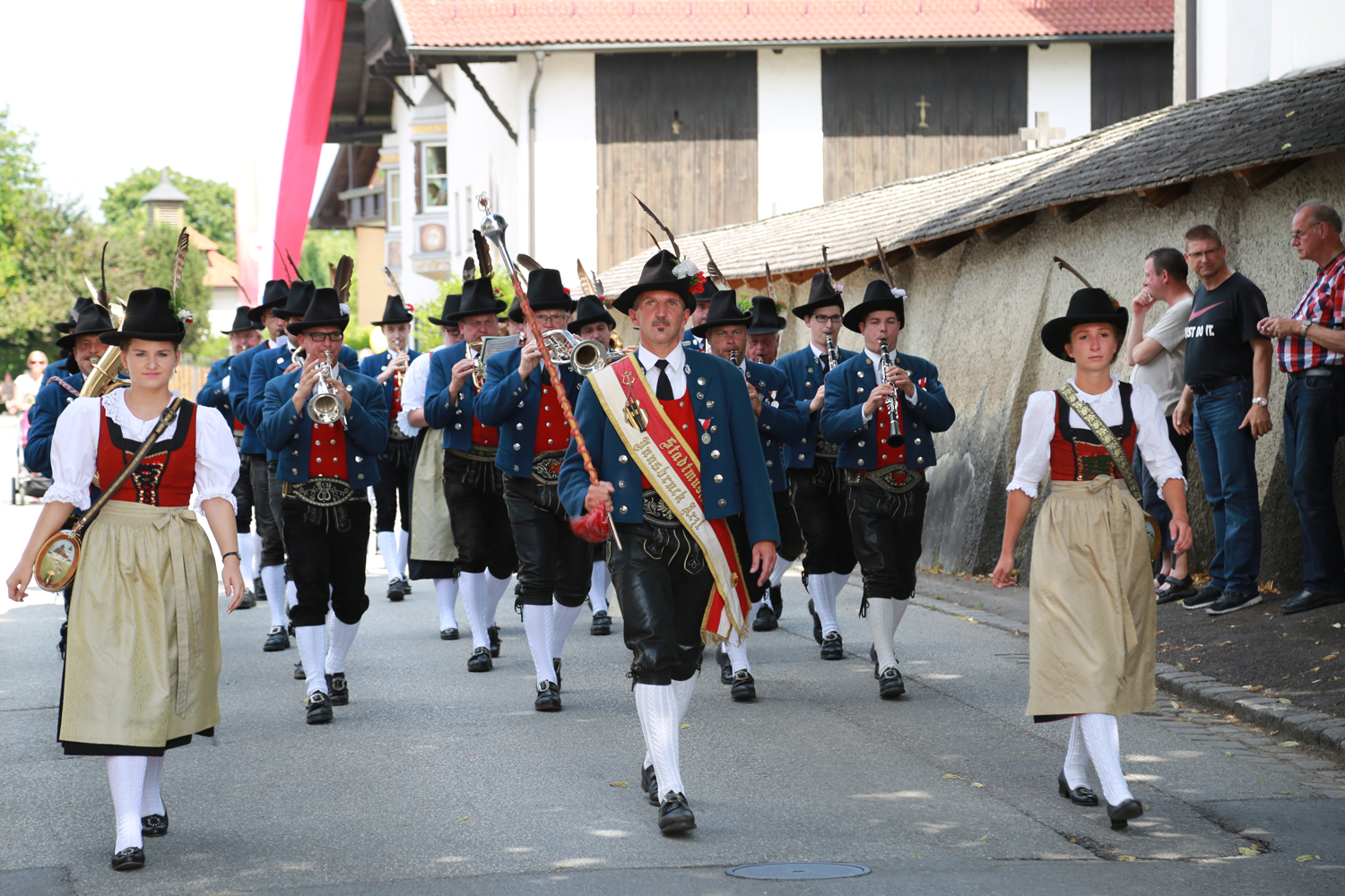 Anlässlich des 20. Amraser Dorffestes fand am 05. Juli nach neun Jahren erstmals wieder eine Marschmusikbewertung des Musikbezirkes Innsbruck-Stadt unter dem Motto "Musik in Bewegung" statt.
Neun Kapellen stellten sich den strengen Augen der Bewerter und gaben ihr Bestes. Bürgermeisterin Christine Oppitz-Plörer überreichte mit Roland Mair (GF des Tiroler Blasmusikverbandes) dem Obmann des Musikbezirkes Innsbruck-Stadt, Markus Schlenck, das Silberne Ehrenzeichen für seine besonderen Verdienste.
Die "Siegerehrung" führte stellvertretend für das Stadtoberhaupt Gemeinderätin Herlinde Keuschnigg und Gemeinderat Franz Hitzl, beide Mitglieder im Kulturausschuss, durch.