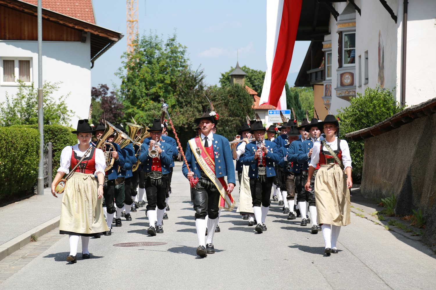 Anlässlich des 20. Amraser Dorffestes fand am 05. Juli nach neun Jahren erstmals wieder eine Marschmusikbewertung des Musikbezirkes Innsbruck-Stadt unter dem Motto "Musik in Bewegung" statt.
Neun Kapellen stellten sich den strengen Augen der Bewerter und gaben ihr Bestes. Bürgermeisterin Christine Oppitz-Plörer überreichte mit Roland Mair (GF des Tiroler Blasmusikverbandes) dem Obmann des Musikbezirkes Innsbruck-Stadt, Markus Schlenck, das Silberne Ehrenzeichen für seine besonderen Verdienste.
Die "Siegerehrung" führte stellvertretend für das Stadtoberhaupt Gemeinderätin Herlinde Keuschnigg und Gemeinderat Franz Hitzl, beide Mitglieder im Kulturausschuss, durch.