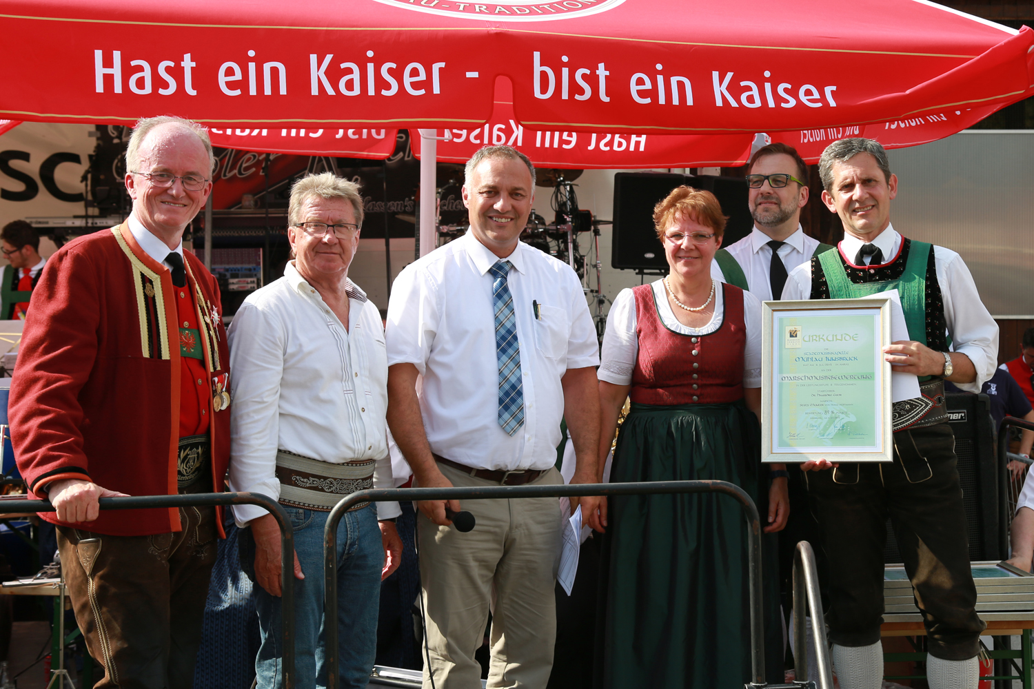 Anlässlich des 20. Amraser Dorffestes fand am 05. Juli nach neun Jahren erstmals wieder eine Marschmusikbewertung des Musikbezirkes Innsbruck-Stadt unter dem Motto "Musik in Bewegung" statt.
Neun Kapellen stellten sich den strengen Augen der Bewerter und gaben ihr Bestes. Bürgermeisterin Christine Oppitz-Plörer überreichte mit Roland Mair (GF des Tiroler Blasmusikverbandes) dem Obmann des Musikbezirkes Innsbruck-Stadt, Markus Schlenck, das Silberne Ehrenzeichen für seine besonderen Verdienste.
Die "Siegerehrung" führte stellvertretend für das Stadtoberhaupt Gemeinderätin Herlinde Keuschnigg und Gemeinderat Franz Hitzl, beide Mitglieder im Kulturausschuss, durch.
