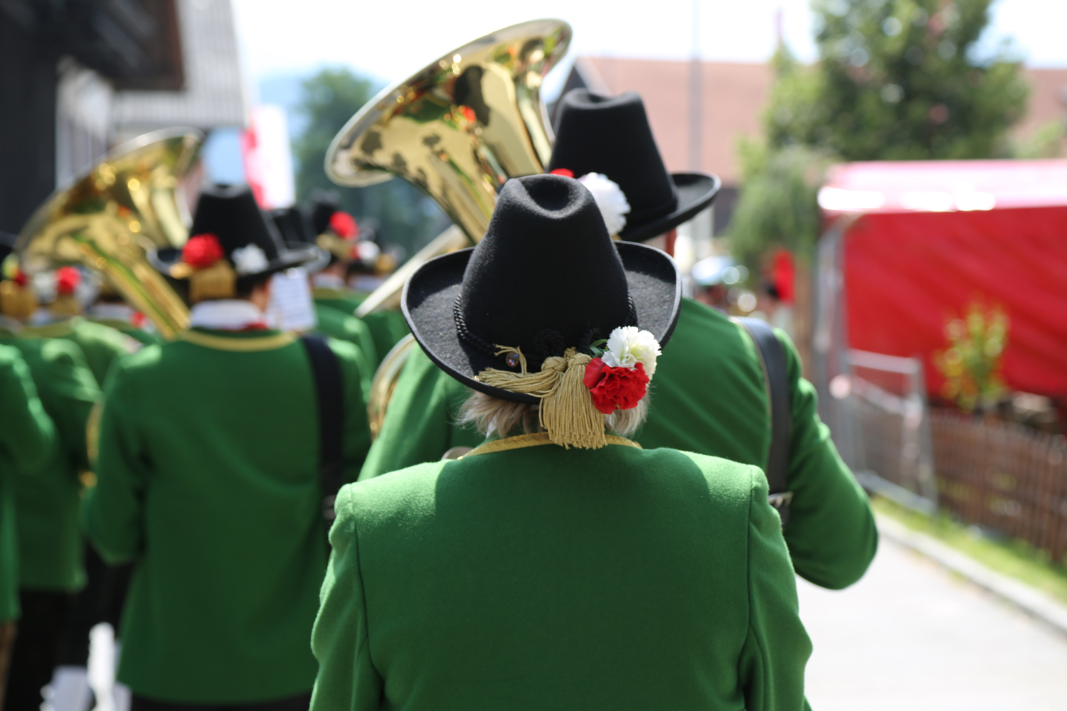 Anlässlich des 20. Amraser Dorffestes fand am 05. Juli nach neun Jahren erstmals wieder eine Marschmusikbewertung des Musikbezirkes Innsbruck-Stadt unter dem Motto "Musik in Bewegung" statt.
Neun Kapellen stellten sich den strengen Augen der Bewerter und gaben ihr Bestes. Bürgermeisterin Christine Oppitz-Plörer überreichte mit Roland Mair (GF des Tiroler Blasmusikverbandes) dem Obmann des Musikbezirkes Innsbruck-Stadt, Markus Schlenck, das Silberne Ehrenzeichen für seine besonderen Verdienste.
Die "Siegerehrung" führte stellvertretend für das Stadtoberhaupt Gemeinderätin Herlinde Keuschnigg und Gemeinderat Franz Hitzl, beide Mitglieder im Kulturausschuss, durch.