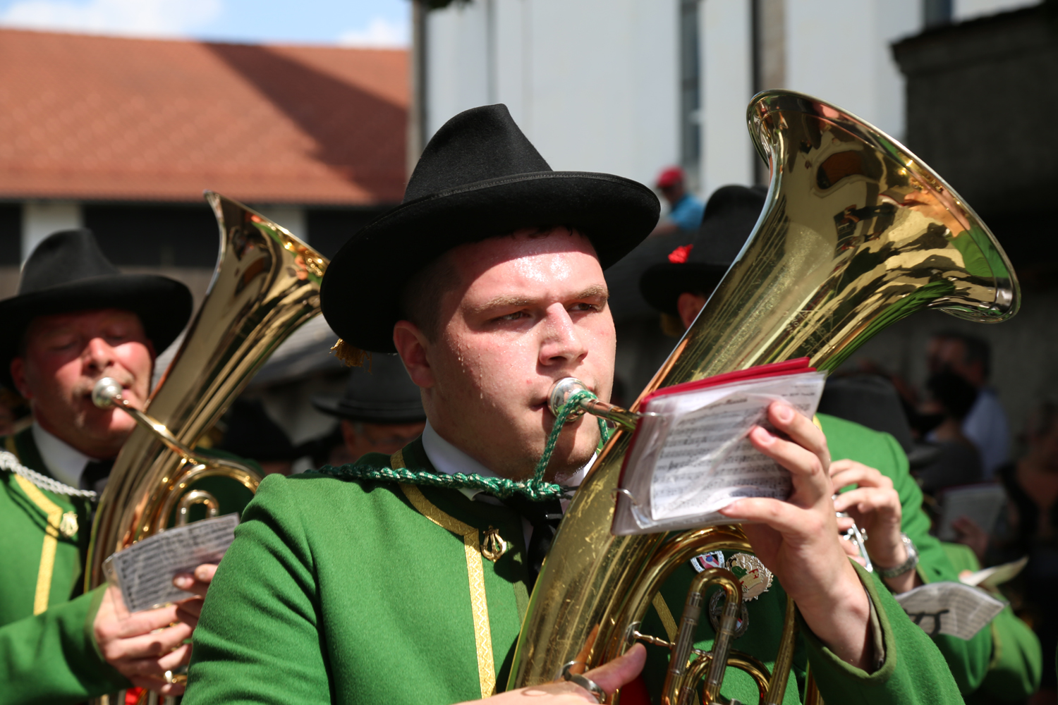 Anlässlich des 20. Amraser Dorffestes fand am 05. Juli nach neun Jahren erstmals wieder eine Marschmusikbewertung des Musikbezirkes Innsbruck-Stadt unter dem Motto "Musik in Bewegung" statt.
Neun Kapellen stellten sich den strengen Augen der Bewerter und gaben ihr Bestes. Bürgermeisterin Christine Oppitz-Plörer überreichte mit Roland Mair (GF des Tiroler Blasmusikverbandes) dem Obmann des Musikbezirkes Innsbruck-Stadt, Markus Schlenck, das Silberne Ehrenzeichen für seine besonderen Verdienste.
Die "Siegerehrung" führte stellvertretend für das Stadtoberhaupt Gemeinderätin Herlinde Keuschnigg und Gemeinderat Franz Hitzl, beide Mitglieder im Kulturausschuss, durch.