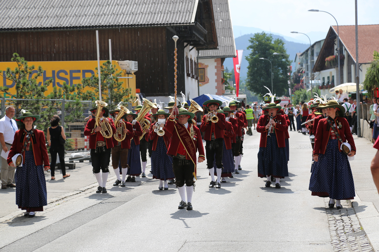 Anlässlich des 20. Amraser Dorffestes fand am 05. Juli nach neun Jahren erstmals wieder eine Marschmusikbewertung des Musikbezirkes Innsbruck-Stadt unter dem Motto "Musik in Bewegung" statt.
Neun Kapellen stellten sich den strengen Augen der Bewerter und gaben ihr Bestes. Bürgermeisterin Christine Oppitz-Plörer überreichte mit Roland Mair (GF des Tiroler Blasmusikverbandes) dem Obmann des Musikbezirkes Innsbruck-Stadt, Markus Schlenck, das Silberne Ehrenzeichen für seine besonderen Verdienste.
Die "Siegerehrung" führte stellvertretend für das Stadtoberhaupt Gemeinderätin Herlinde Keuschnigg und Gemeinderat Franz Hitzl, beide Mitglieder im Kulturausschuss, durch.