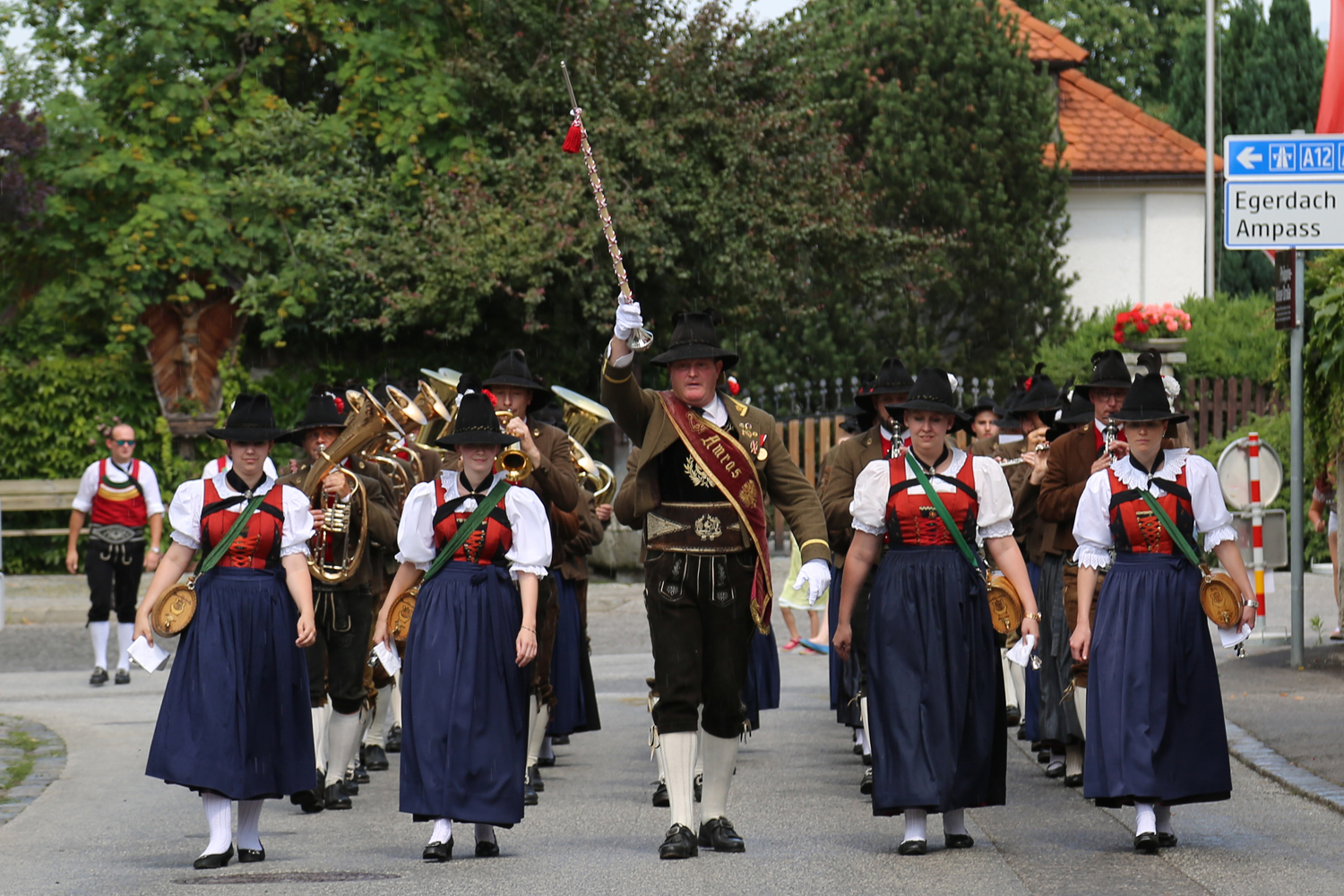 Anlässlich des 20. Amraser Dorffestes fand am 05. Juli nach neun Jahren erstmals wieder eine Marschmusikbewertung des Musikbezirkes Innsbruck-Stadt unter dem Motto "Musik in Bewegung" statt.
Neun Kapellen stellten sich den strengen Augen der Bewerter und gaben ihr Bestes. Bürgermeisterin Christine Oppitz-Plörer überreichte mit Roland Mair (GF des Tiroler Blasmusikverbandes) dem Obmann des Musikbezirkes Innsbruck-Stadt, Markus Schlenck, das Silberne Ehrenzeichen für seine besonderen Verdienste.
Die "Siegerehrung" führte stellvertretend für das Stadtoberhaupt Gemeinderätin Herlinde Keuschnigg und Gemeinderat Franz Hitzl, beide Mitglieder im Kulturausschuss, durch.