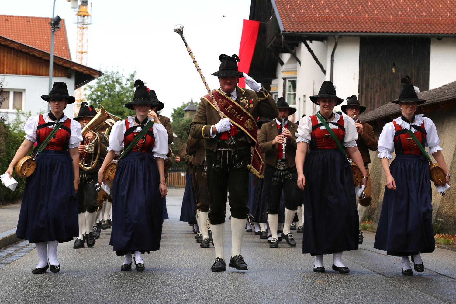 Anlässlich des 20. Amraser Dorffestes fand am 05. Juli nach neun Jahren erstmals wieder eine Marschmusikbewertung des Musikbezirkes Innsbruck-Stadt unter dem Motto "Musik in Bewegung" statt.
Neun Kapellen stellten sich den strengen Augen der Bewerter und gaben ihr Bestes. Bürgermeisterin Christine Oppitz-Plörer überreichte mit Roland Mair (GF des Tiroler Blasmusikverbandes) dem Obmann des Musikbezirkes Innsbruck-Stadt, Markus Schlenck, das Silberne Ehrenzeichen für seine besonderen Verdienste.
Die "Siegerehrung" führte stellvertretend für das Stadtoberhaupt Gemeinderätin Herlinde Keuschnigg und Gemeinderat Franz Hitzl, beide Mitglieder im Kulturausschuss, durch.