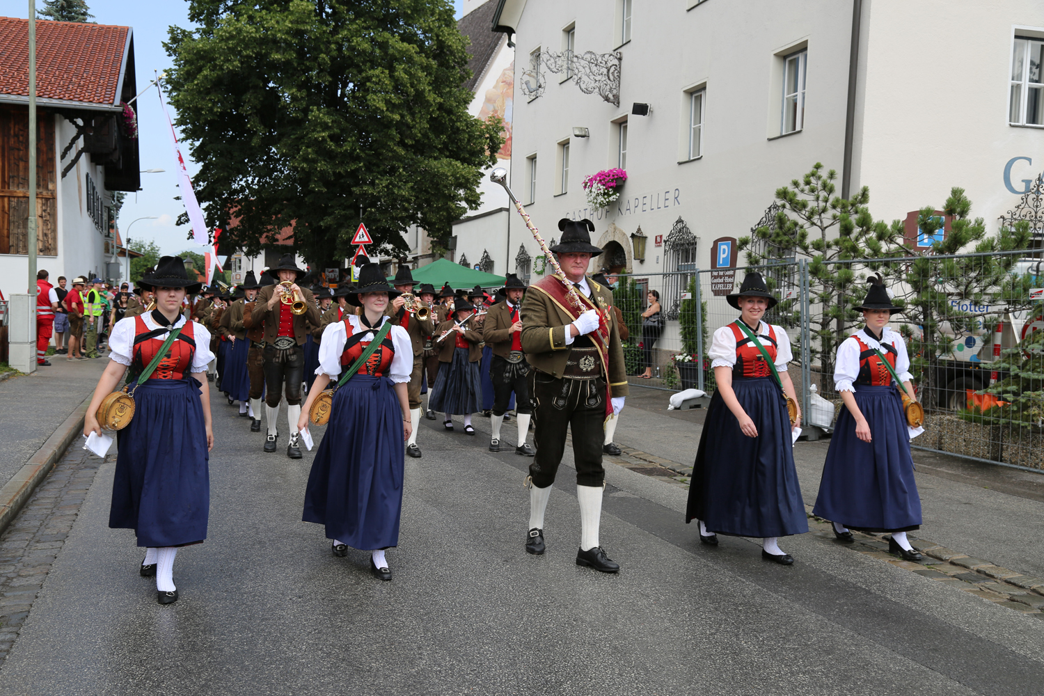 Anlässlich des 20. Amraser Dorffestes fand am 05. Juli nach neun Jahren erstmals wieder eine Marschmusikbewertung des Musikbezirkes Innsbruck-Stadt unter dem Motto "Musik in Bewegung" statt.
Neun Kapellen stellten sich den strengen Augen der Bewerter und gaben ihr Bestes. Bürgermeisterin Christine Oppitz-Plörer überreichte mit Roland Mair (GF des Tiroler Blasmusikverbandes) dem Obmann des Musikbezirkes Innsbruck-Stadt, Markus Schlenck, das Silberne Ehrenzeichen für seine besonderen Verdienste.
Die "Siegerehrung" führte stellvertretend für das Stadtoberhaupt Gemeinderätin Herlinde Keuschnigg und Gemeinderat Franz Hitzl, beide Mitglieder im Kulturausschuss, durch.