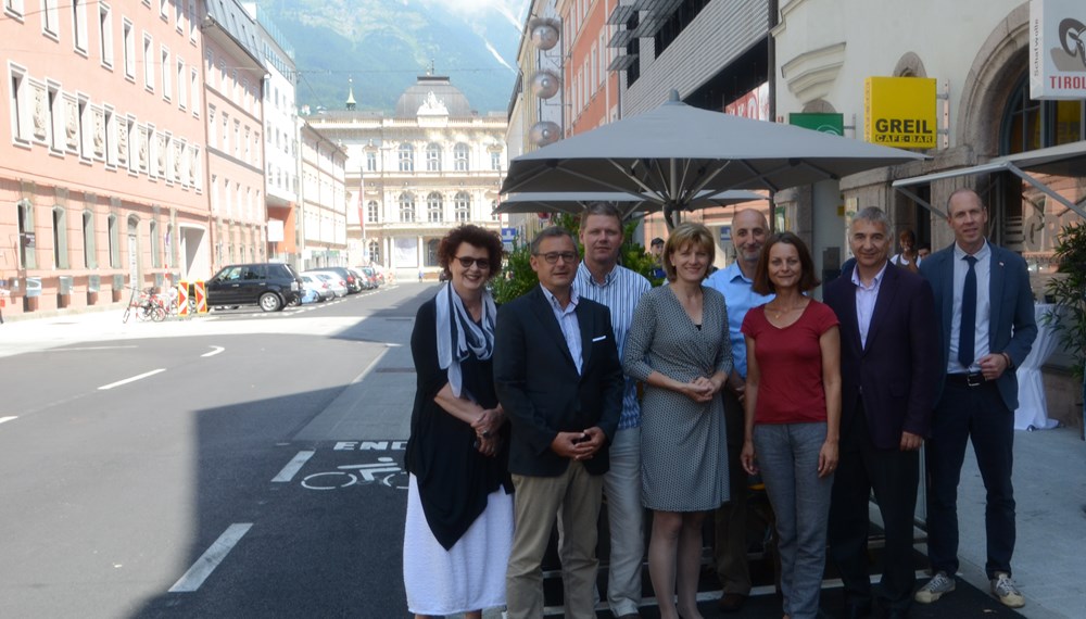 Bürgermeisterin Christine Oppitz-Plörer (4.v.l.) zeigte sich gemeinsam mit Vizebürgermeisterin Sonja Pitscheider (3.v.r.), Vertretern des Amts für Tiefbau rund um Amtsvorstand Walter Zimmeter (2.v.r.), Bernhard Vetorrazzi (Stadtmarketing, 1.v.r.) sowie VertreterInnen des Innenstadtvereins über das Endergebnis der Neugestaltung der Wilhelm-Greil-Straße erfreut.
