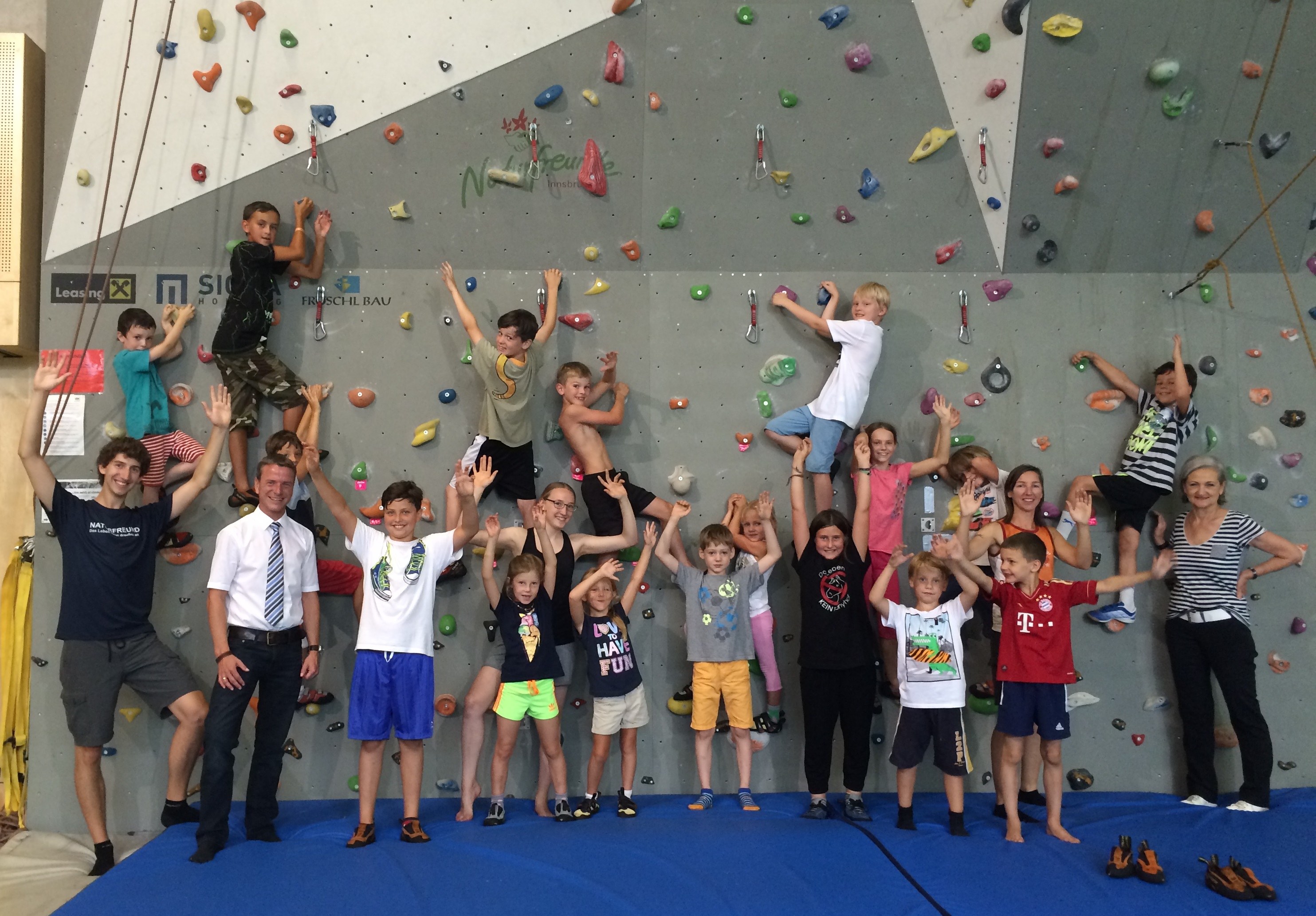 Der Ferienzug rollt durch Innsbruck! Hunderte Kinder nahmen bereits an den unterschiedlichsten Veranstaltungen teil. In der Buchhandlung Tyrolia zum Beispiel versuchten sie sich als junge WissenschaftlerInnen und erforschten das Mysterium Strom. Aber auch sportlich geht's zur Sache: Kaum eine Kletterwand ist für die jungen SportlerInnen zu hoch. Und beim Erste Hilfe Kurs lernten sie Verletzten zu helfen. Vizebürgermeister Christoph Kaufmann freute sich über die Begeisterung der Jüngsten.