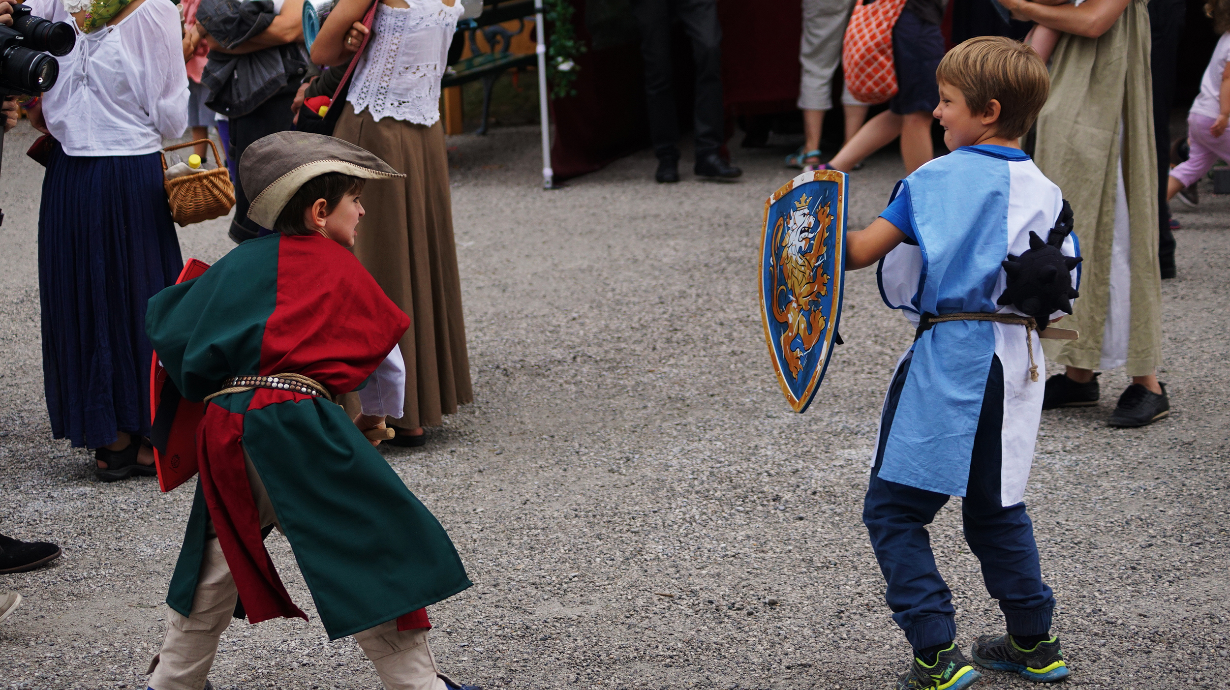 Vor genau 20 Jahren fand das erste Schlossfest im Zuge der Innsbrucker Festwochen der Alten Musik am Schloss Ambras statt. Auch heuer kamen wieder sehr viele BesucherInnen um sich vom traumhaften Ambiente des Renaissance-Schlosses bezaubern zu lassen. Darbietungen, Spiel und Spaß sorgte für freudestrahlende Gesichter bei Jung und Alt. Auch Bürgermeisterin Christine Oppitz-Plörer zeigte sich begeistert.