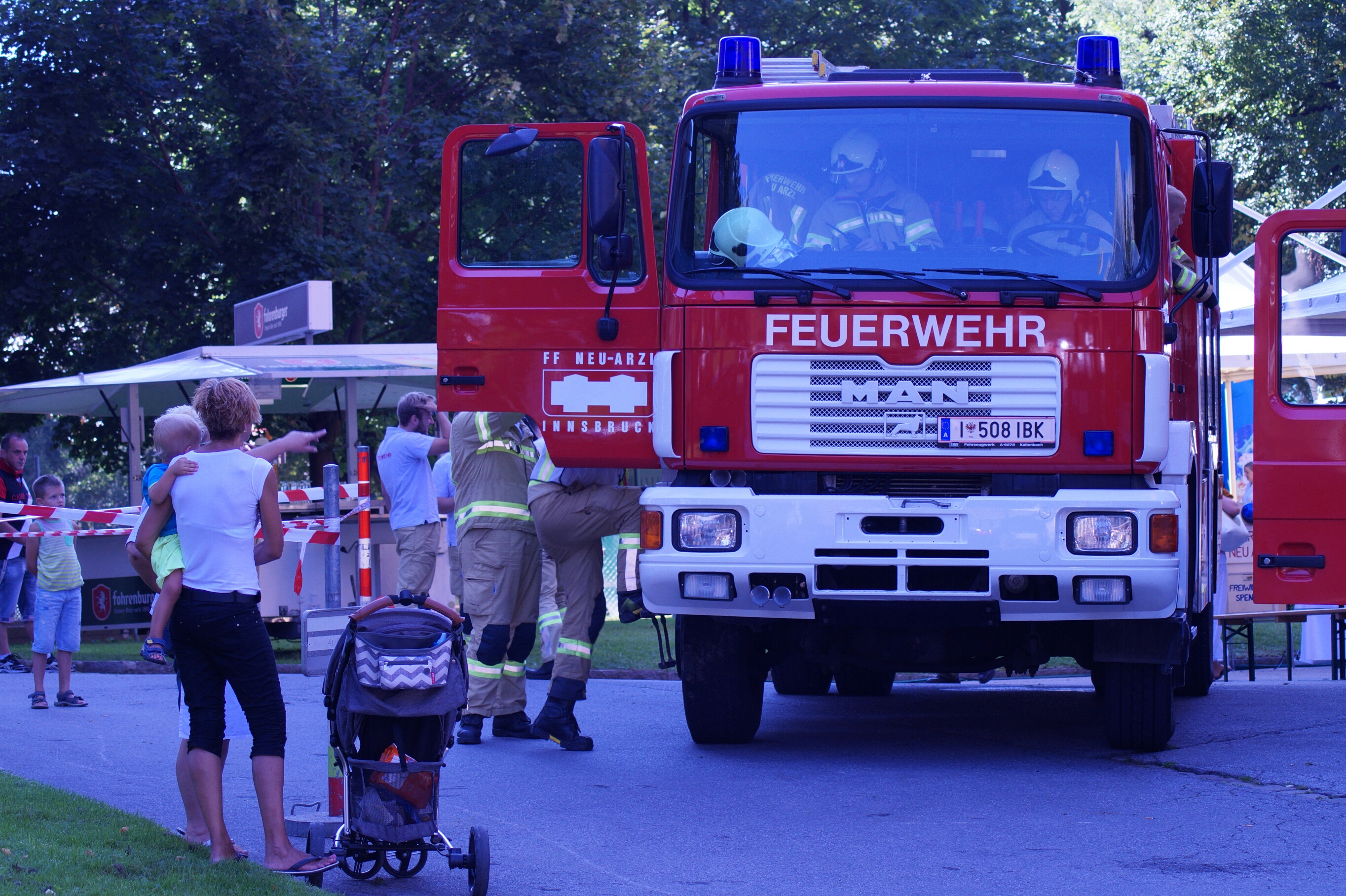 Ende August lud die Freiwillige Feuerwehr Neu-Arzl zum Tag der offenen Tür. Mit spektakulären Darbietungen konnten die begeisterten ZuschauerInnen beeindruckt werden. Auch Vizebürgermeister Christoph Kaufmann war mit dabei.